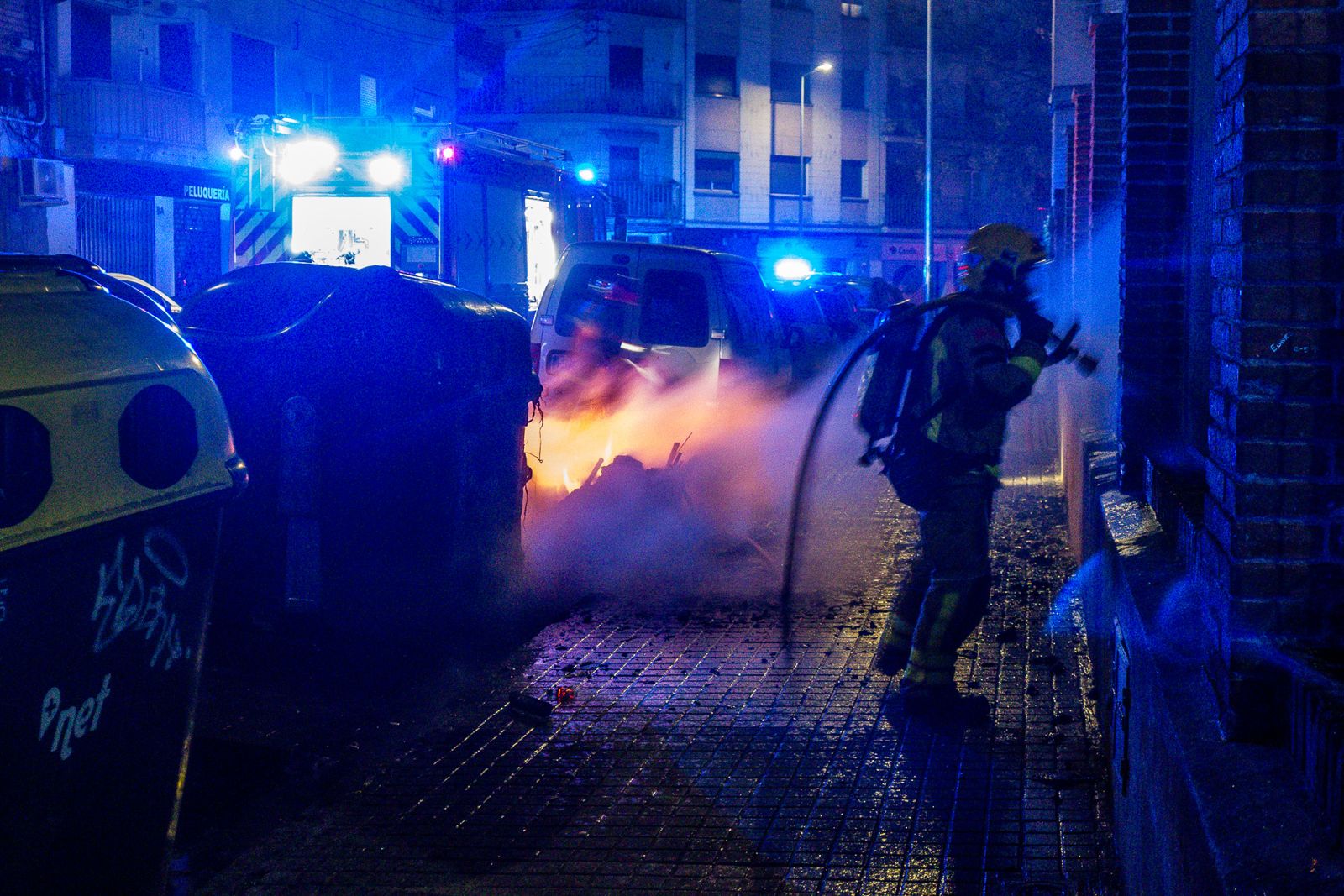 Crema de contenidors al carrer de Josep Aparici