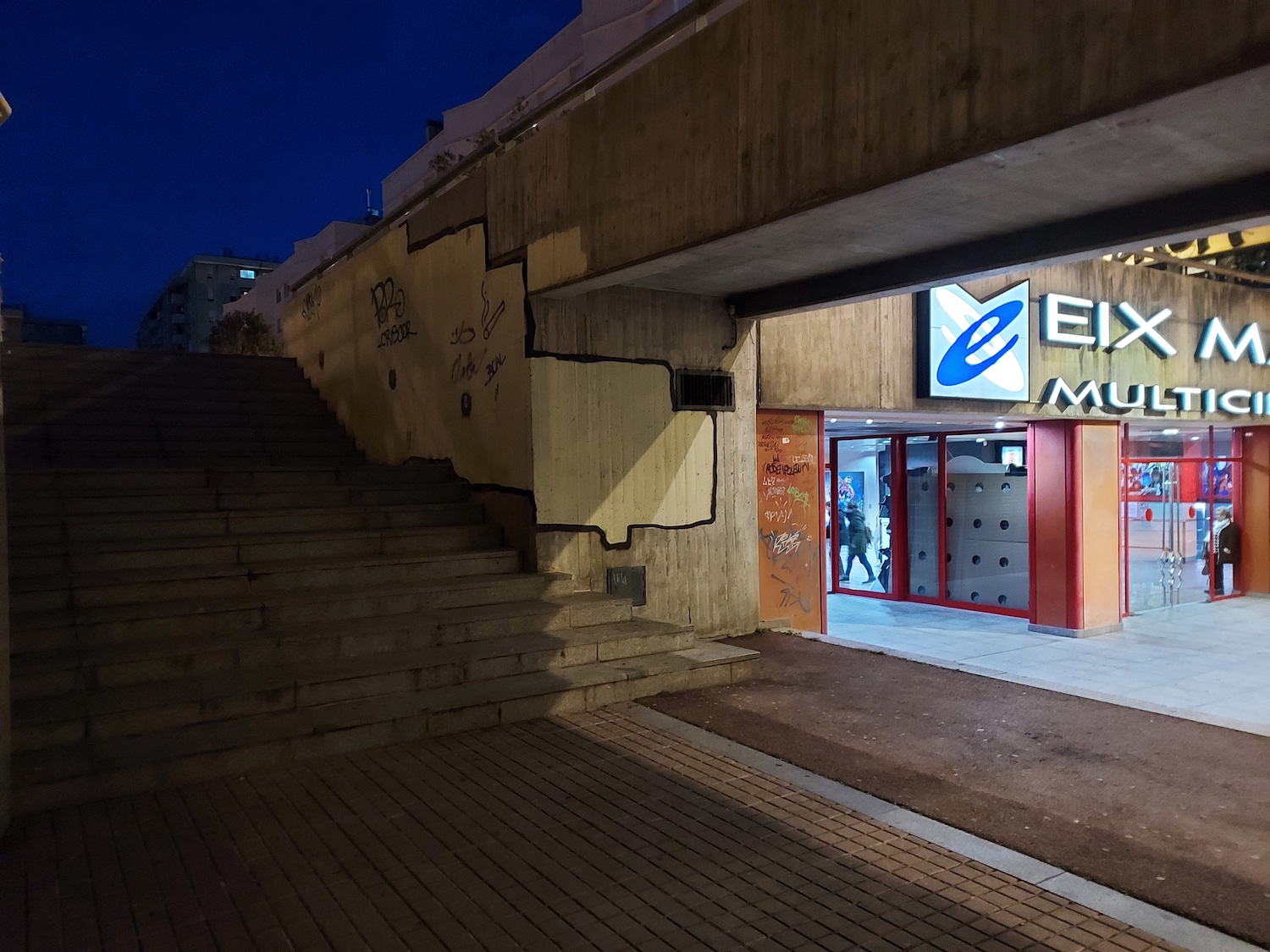 El teu defensor: “La plaça de l'Eix Macià està a les fosques”