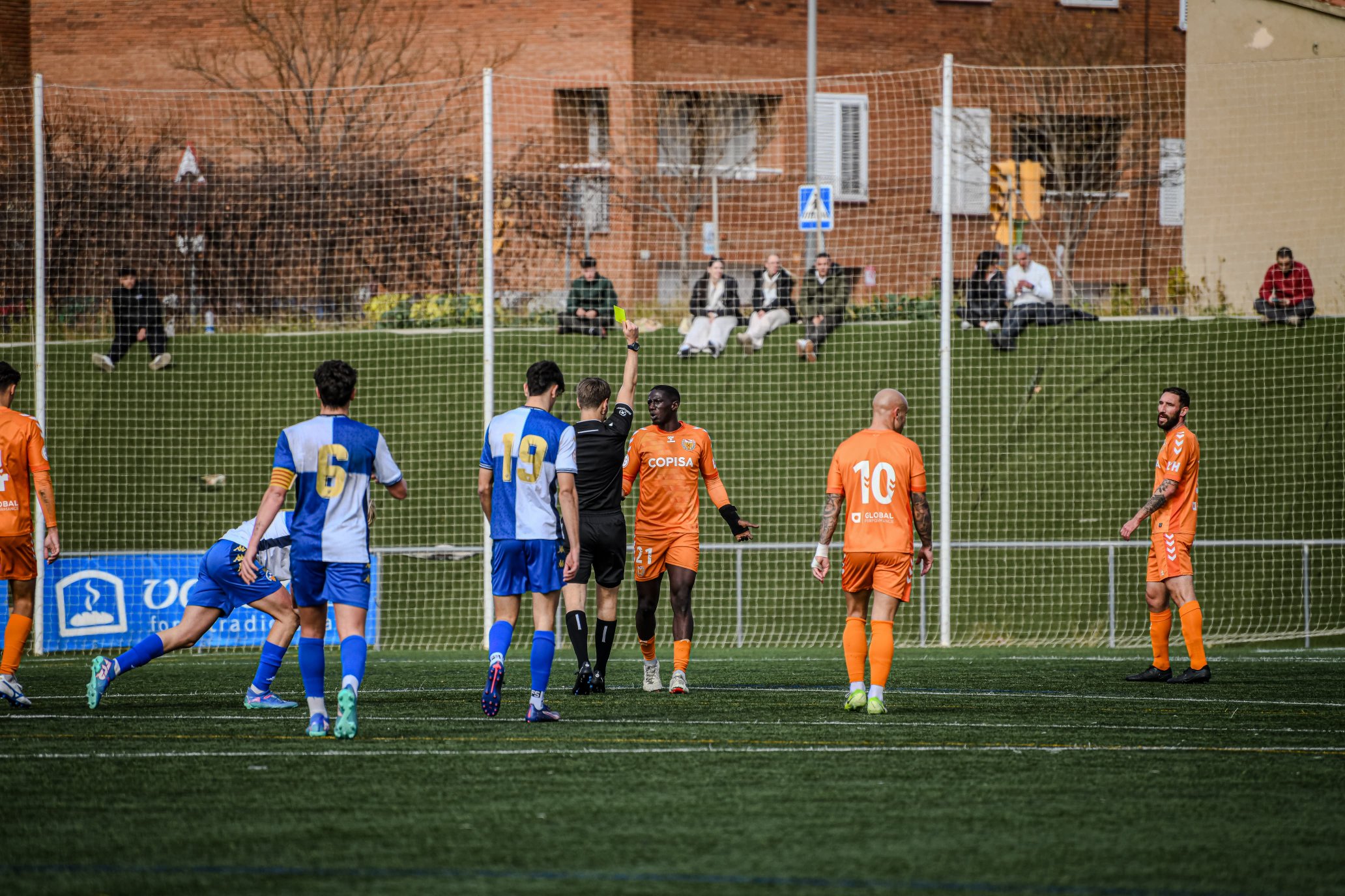 Empat agredolç del filial del CE Sabadell davant L'Hospitalet
