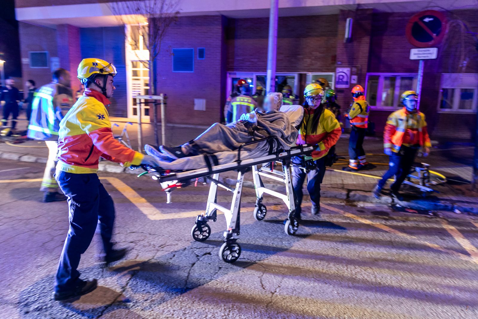 Ampli desplegament dels Bombers per incendi a una residència