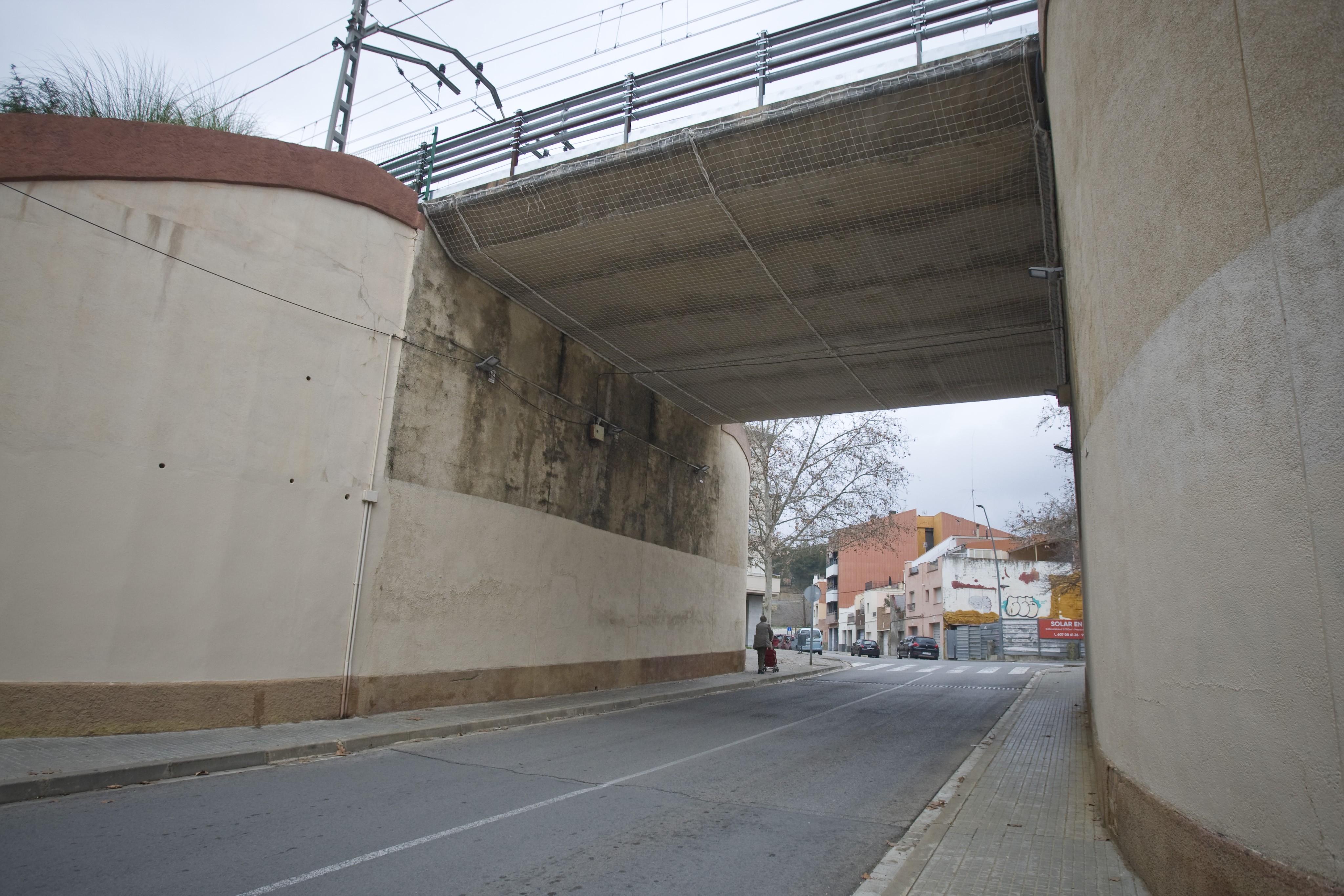 Aquest pas sota la via de Rodalies a Terrassa s'ha de reparar