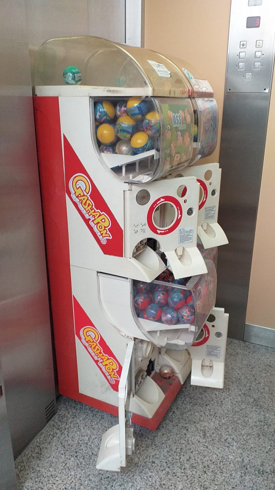 Què fa una atracció infantil robada dins d'un ascensor a Terrassa?