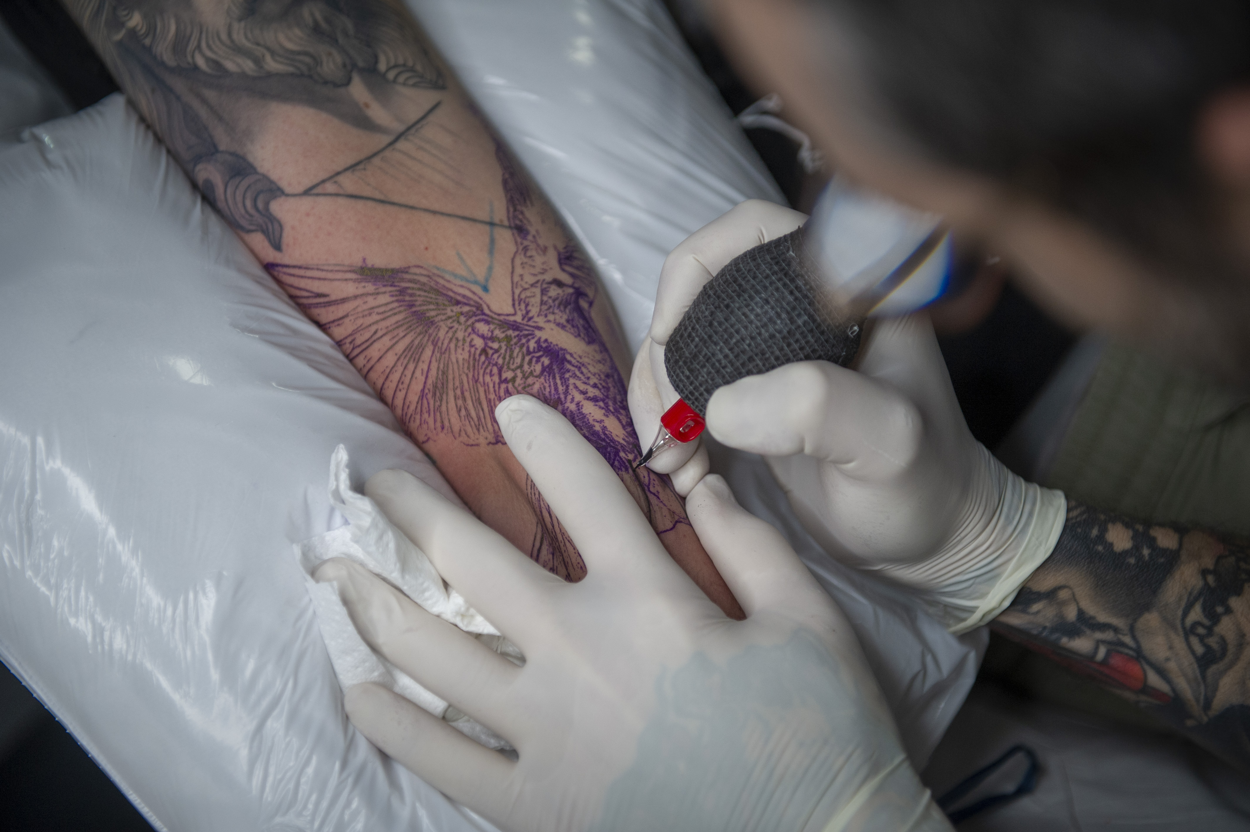 El sector del tatuatge alerta dels “centres clandestins”