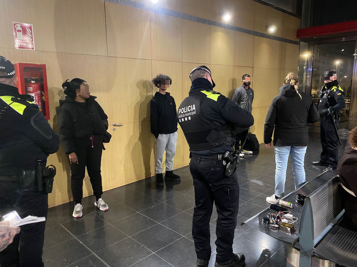 Operatiu policial a l'estació Terrassa Est