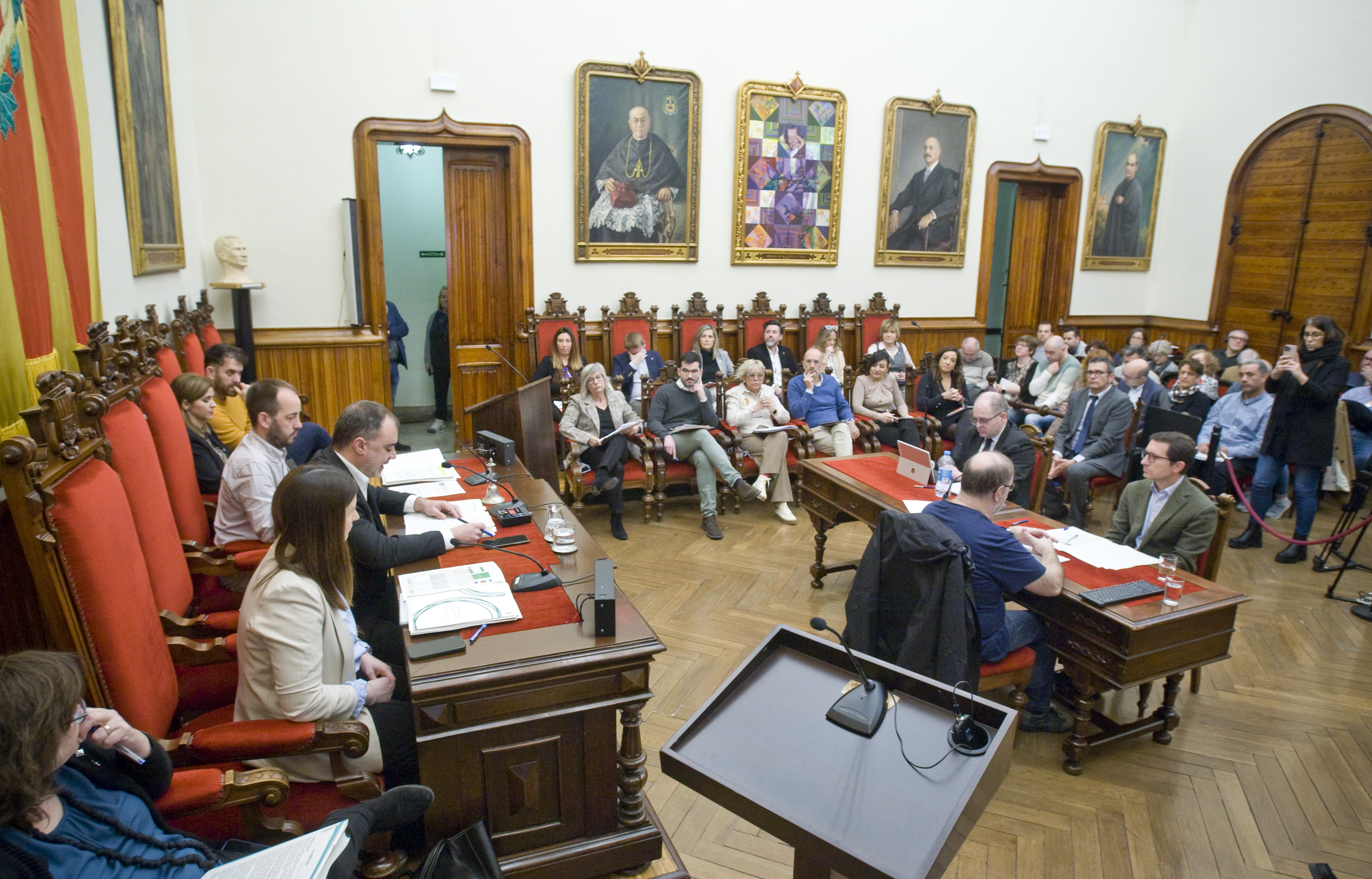 El Pla de Comerç, la seguretat i la medalla a Jaume Cabré, al ple de març