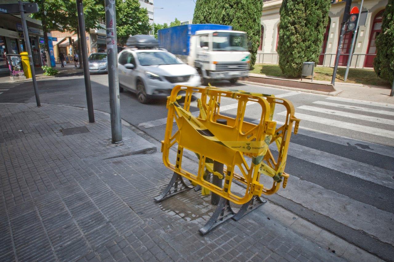 Una conductora èbria encasta el cotxe contra un semàfor