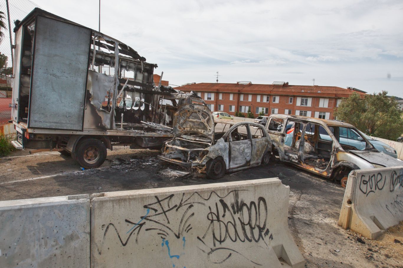 Tres incendis cremen sis vehicles a la Maurina