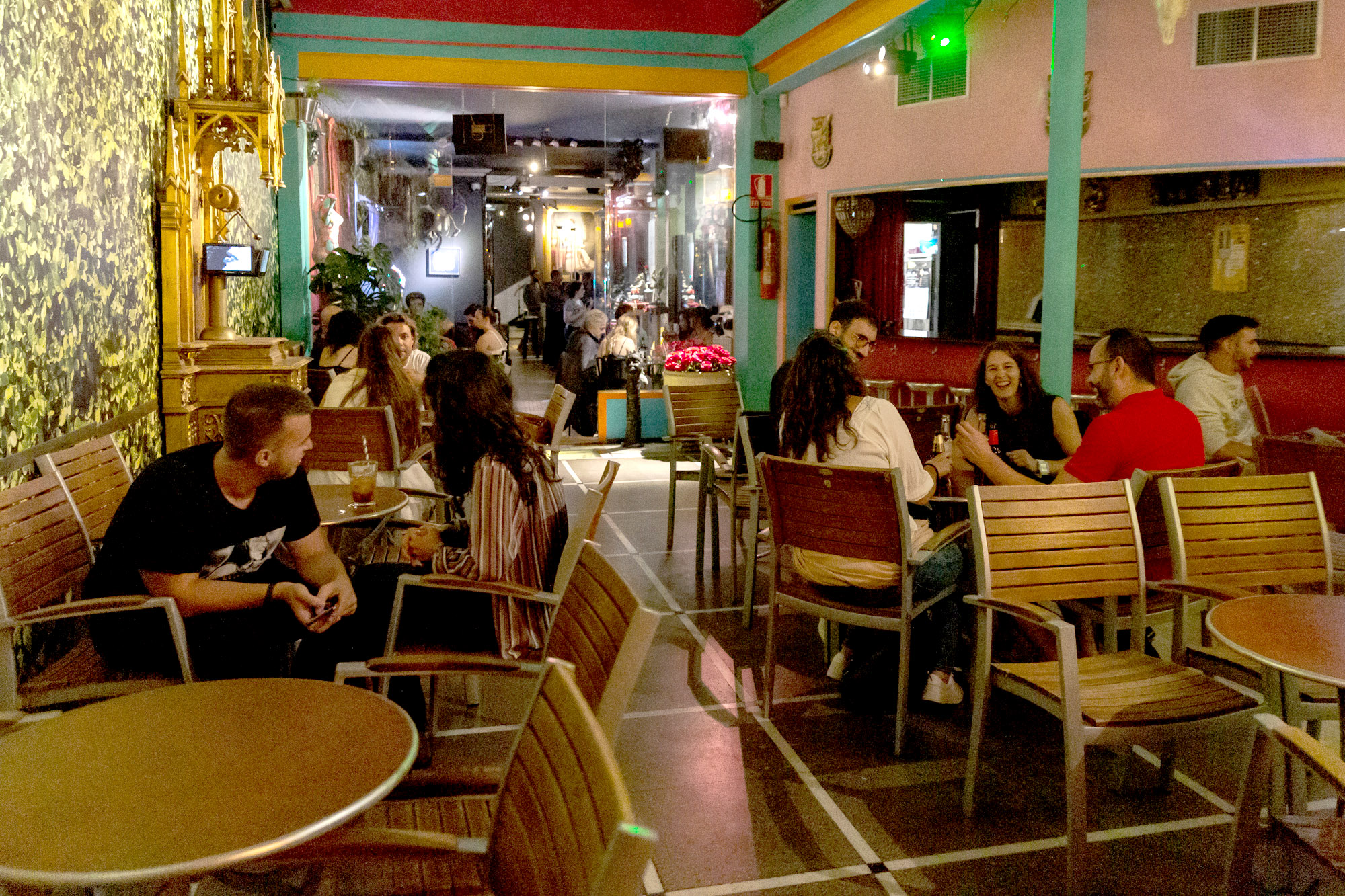 Totes les activitats tancaran a les 00.30 i es limitaran les trobades a 10 persones