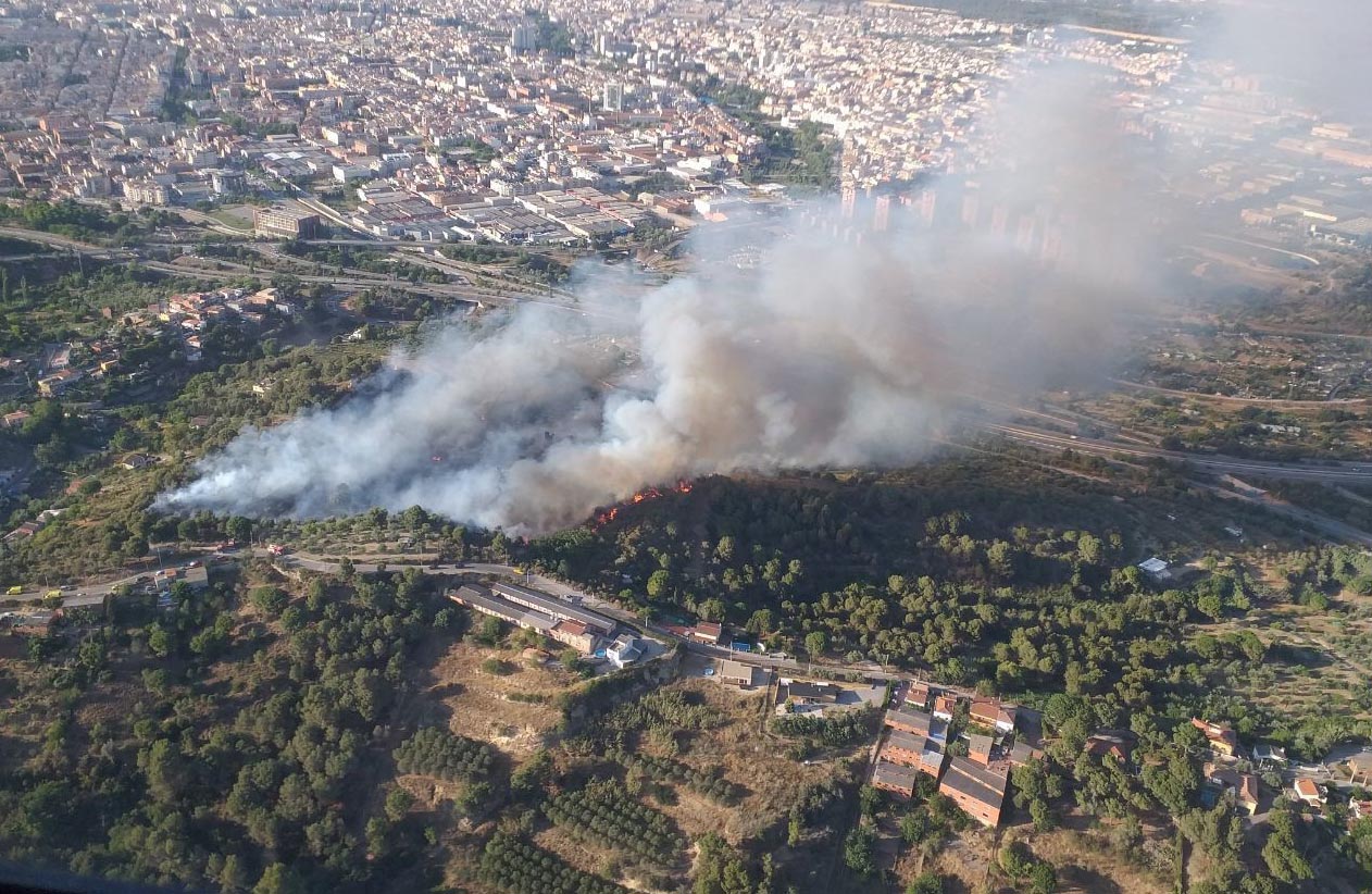 Espectacular incendi prop de les Martines