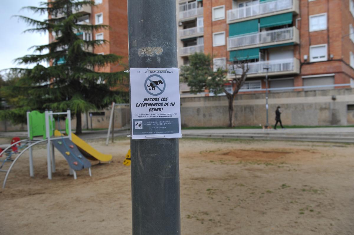 Tanques contra les caques en un parc infantil