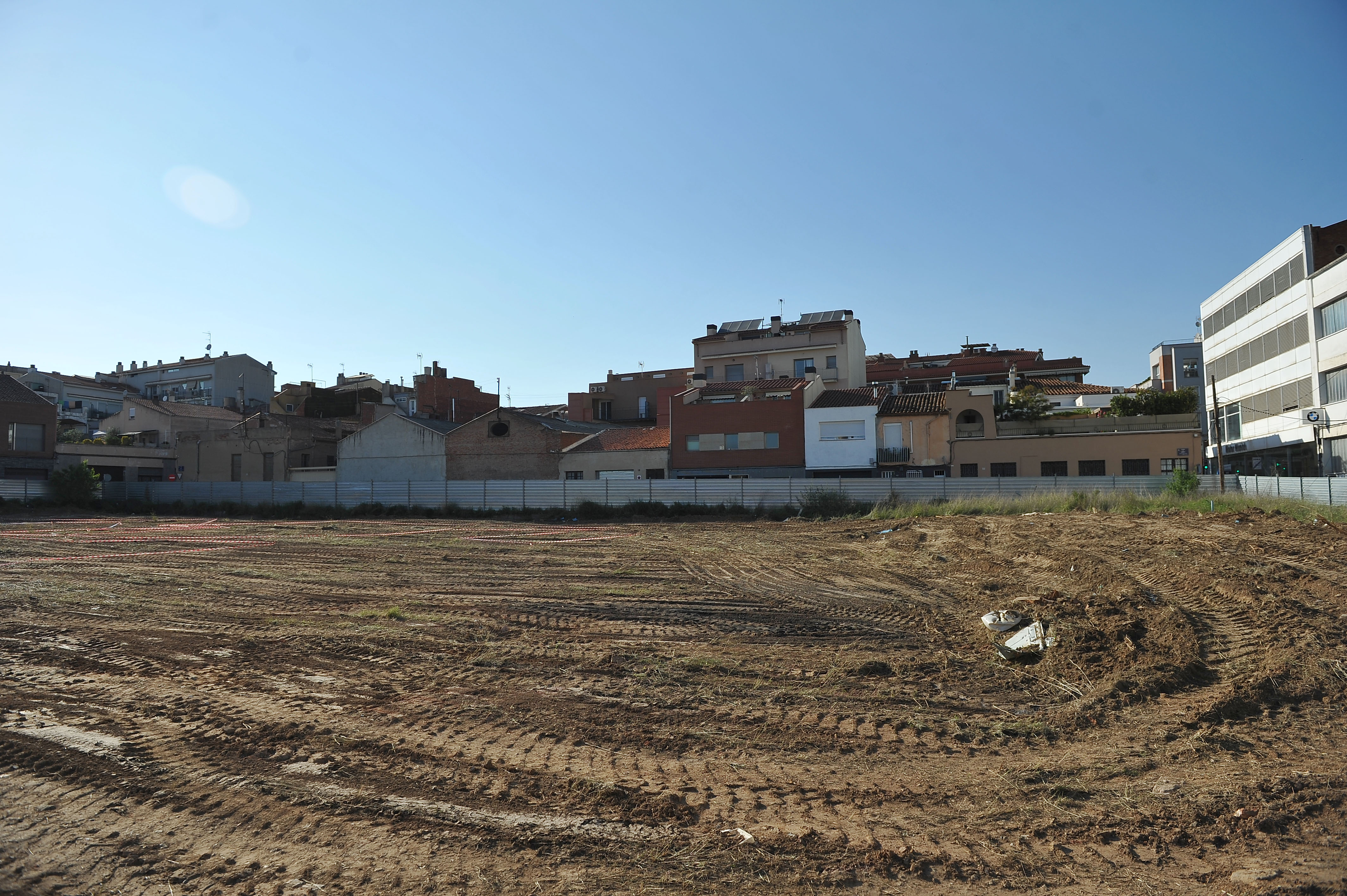 Descontaminen un solar al carrer Gasòmetre