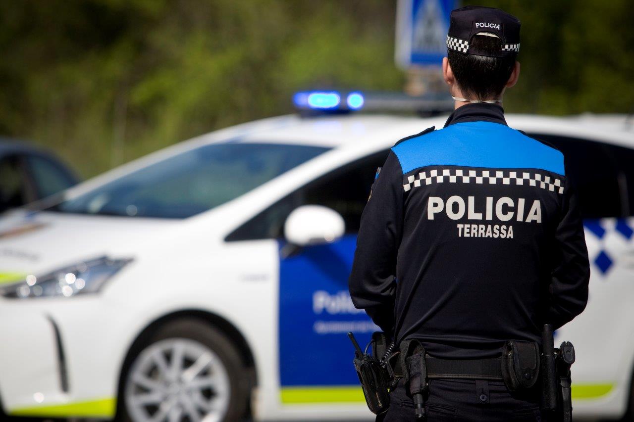 Un conductor ebri aparca davant de la seu policial