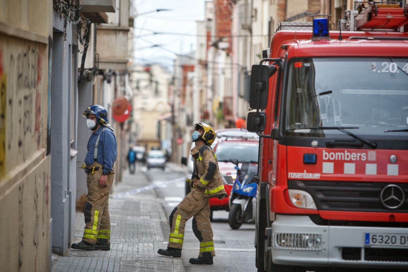 Rescat d'un gos a un pati
