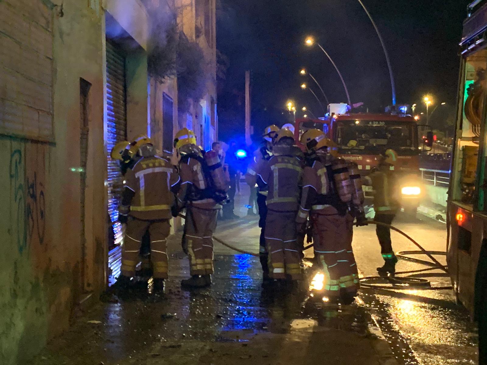 Incendi en una nau abandonada i foc en quatre vehicles