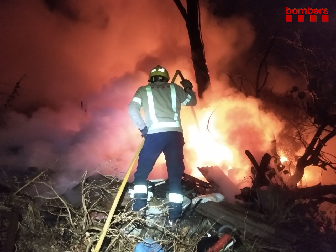 Un foc crema barraques, arbres i horts