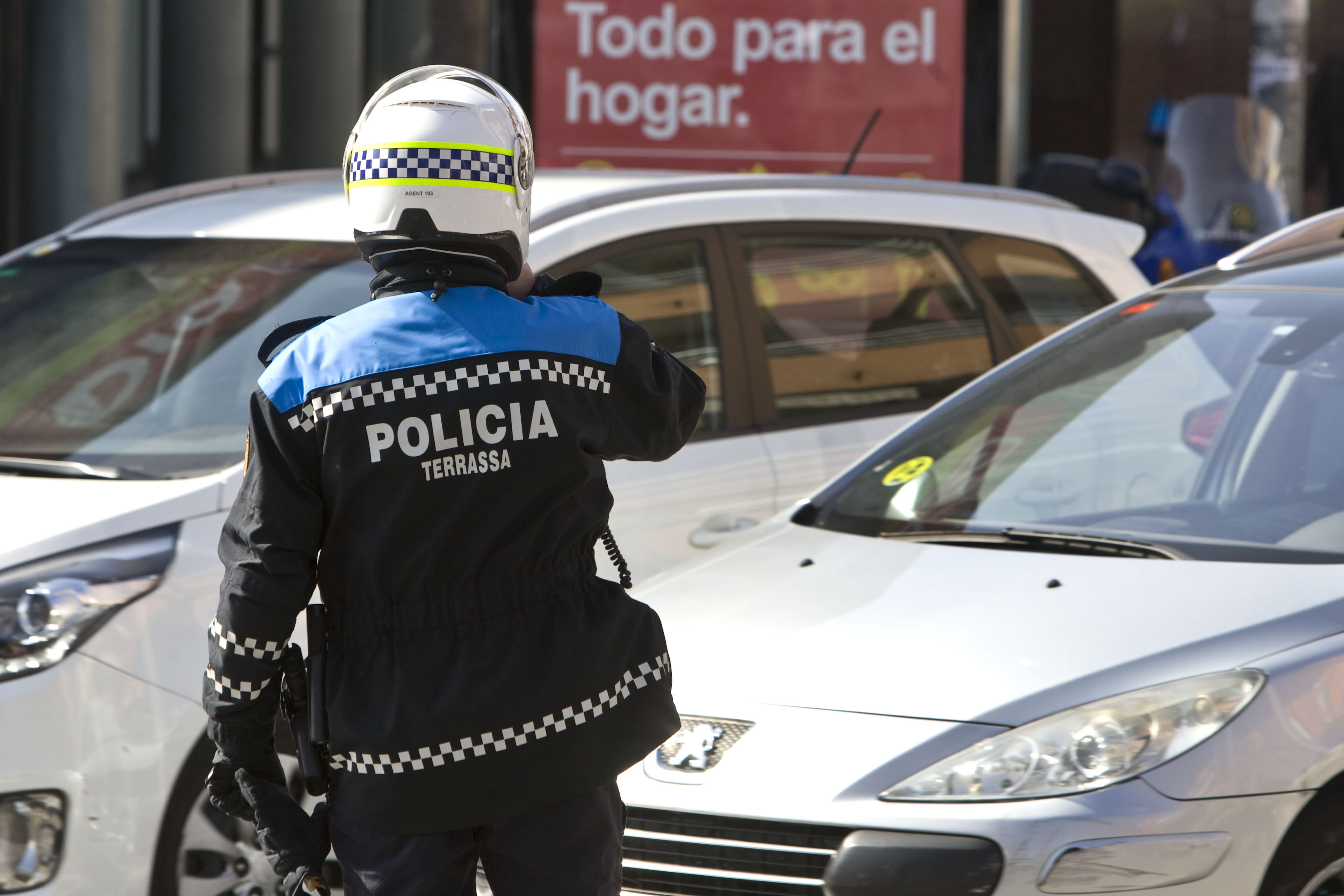 Una conductora èbria xoca amb dos cotxes i un contenidor