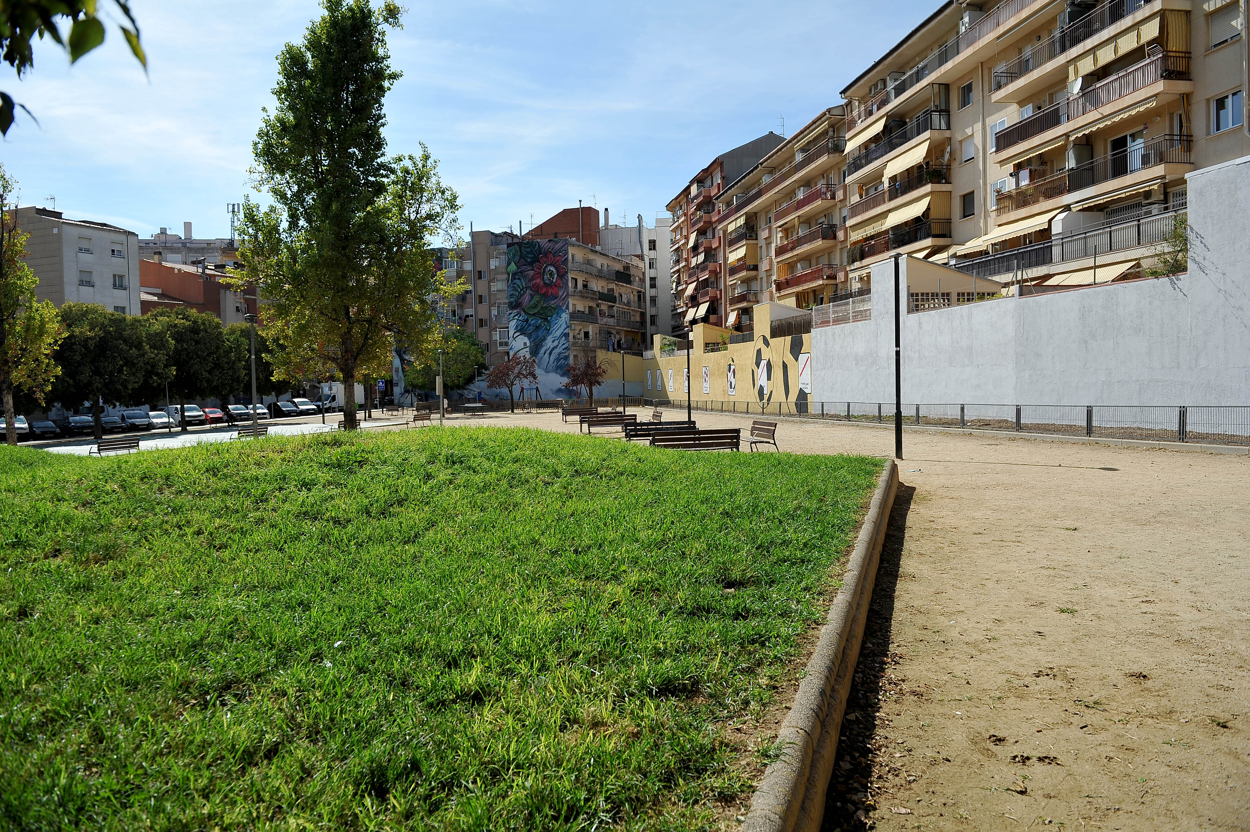 Agredeix un home amb un paraigua i li roba el mòbil