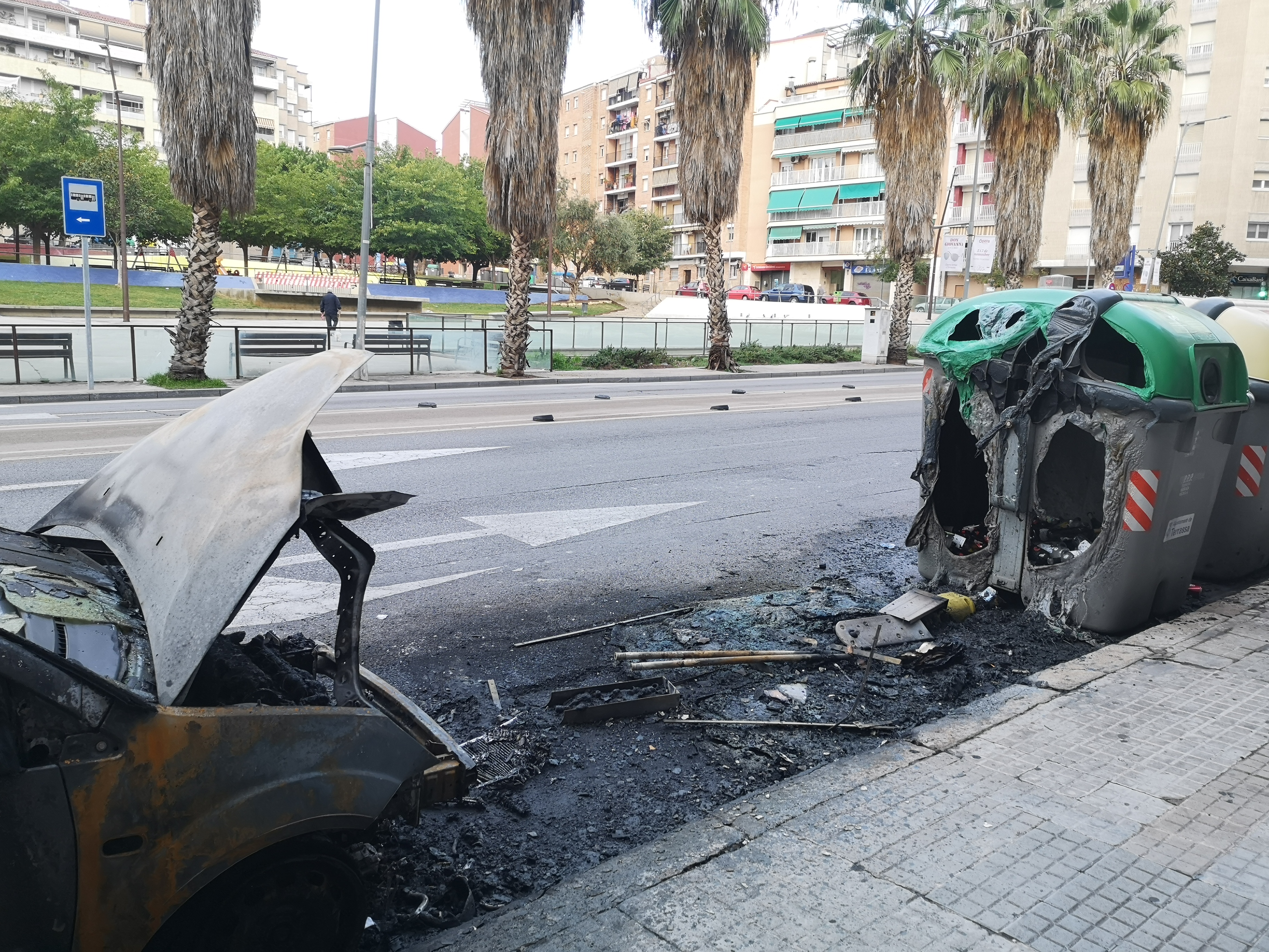 Crema un contenidor i un turisme a Terrassa