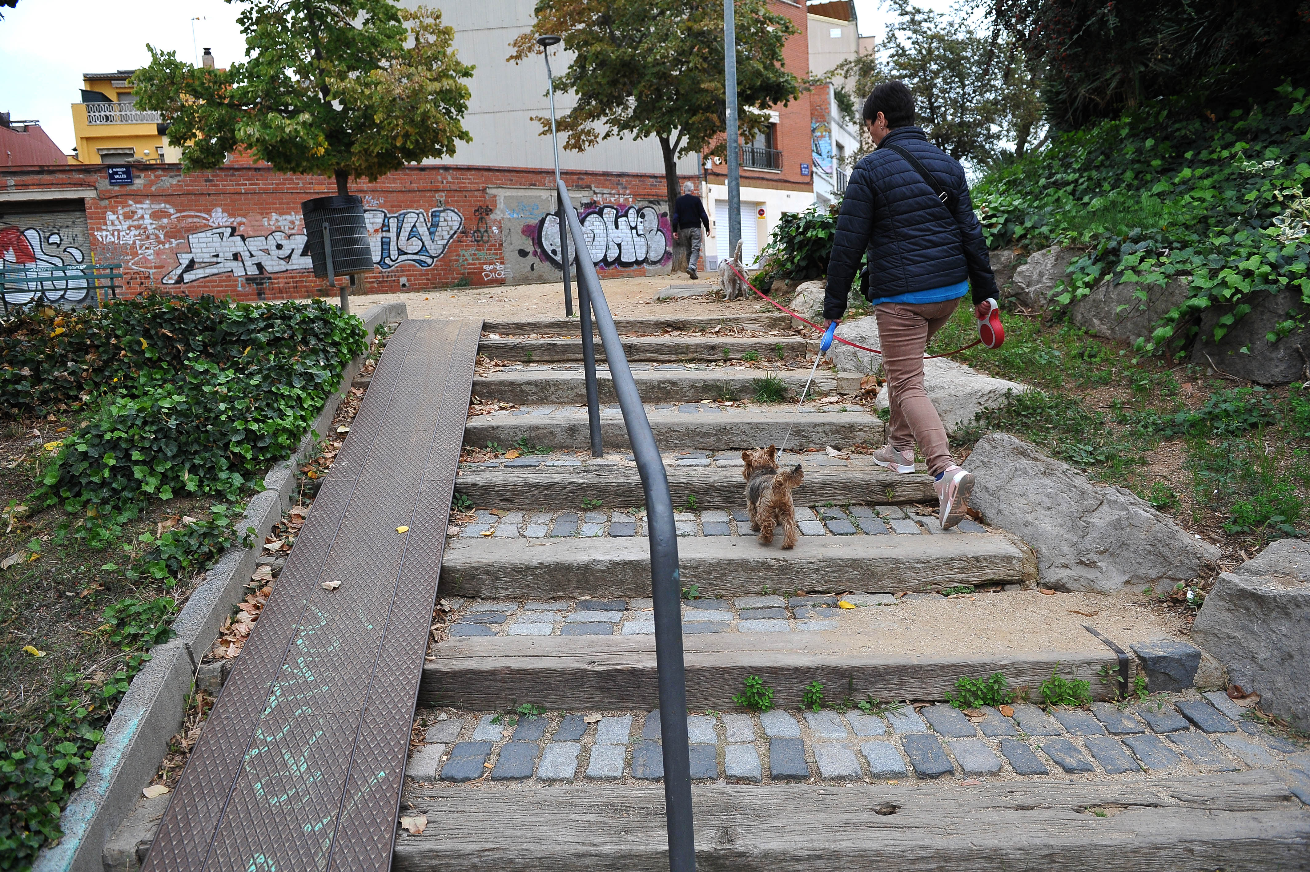 Les Arenes demana una rampa per a discapacitats