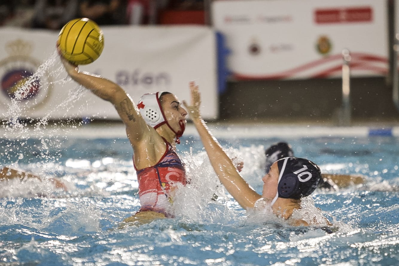 El CN Sabadell mana en el derbi femení de waterpolo