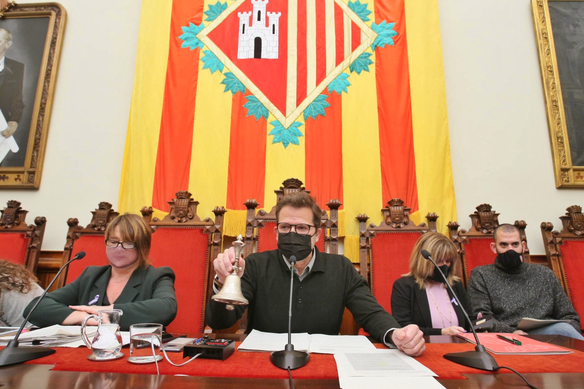 El govern aprova els pressupostos en solitari