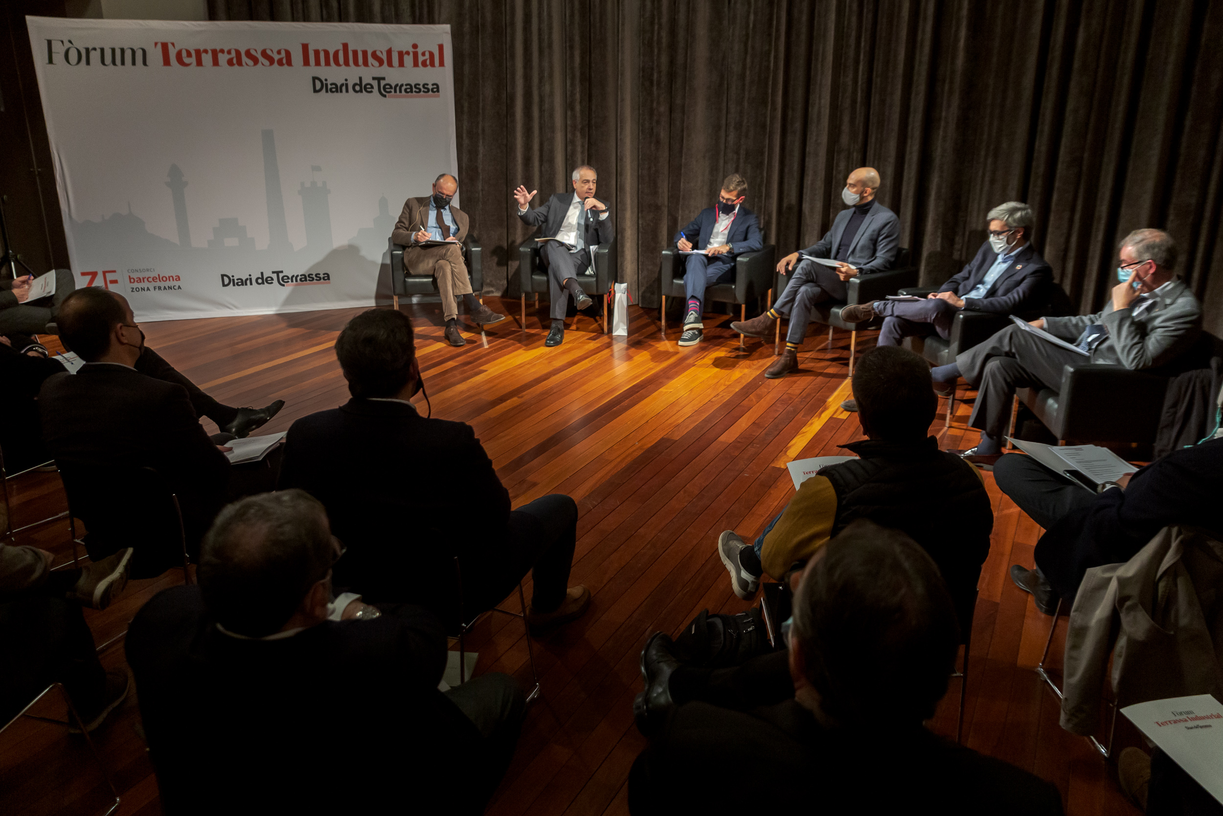 Al creixement per la via de la reindustrialització