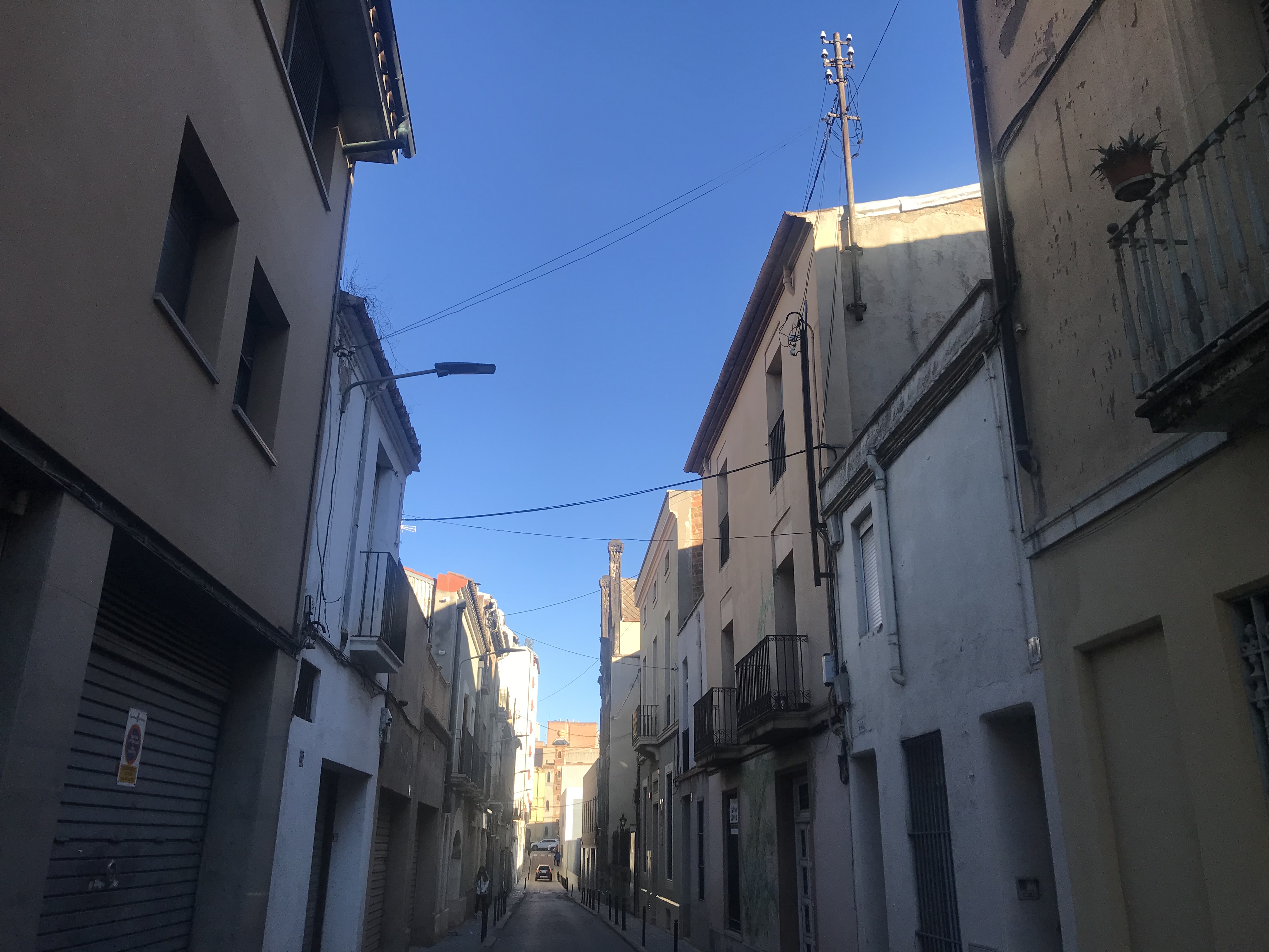 Retiren el cablejat aeri del carrer de Sant Jaume