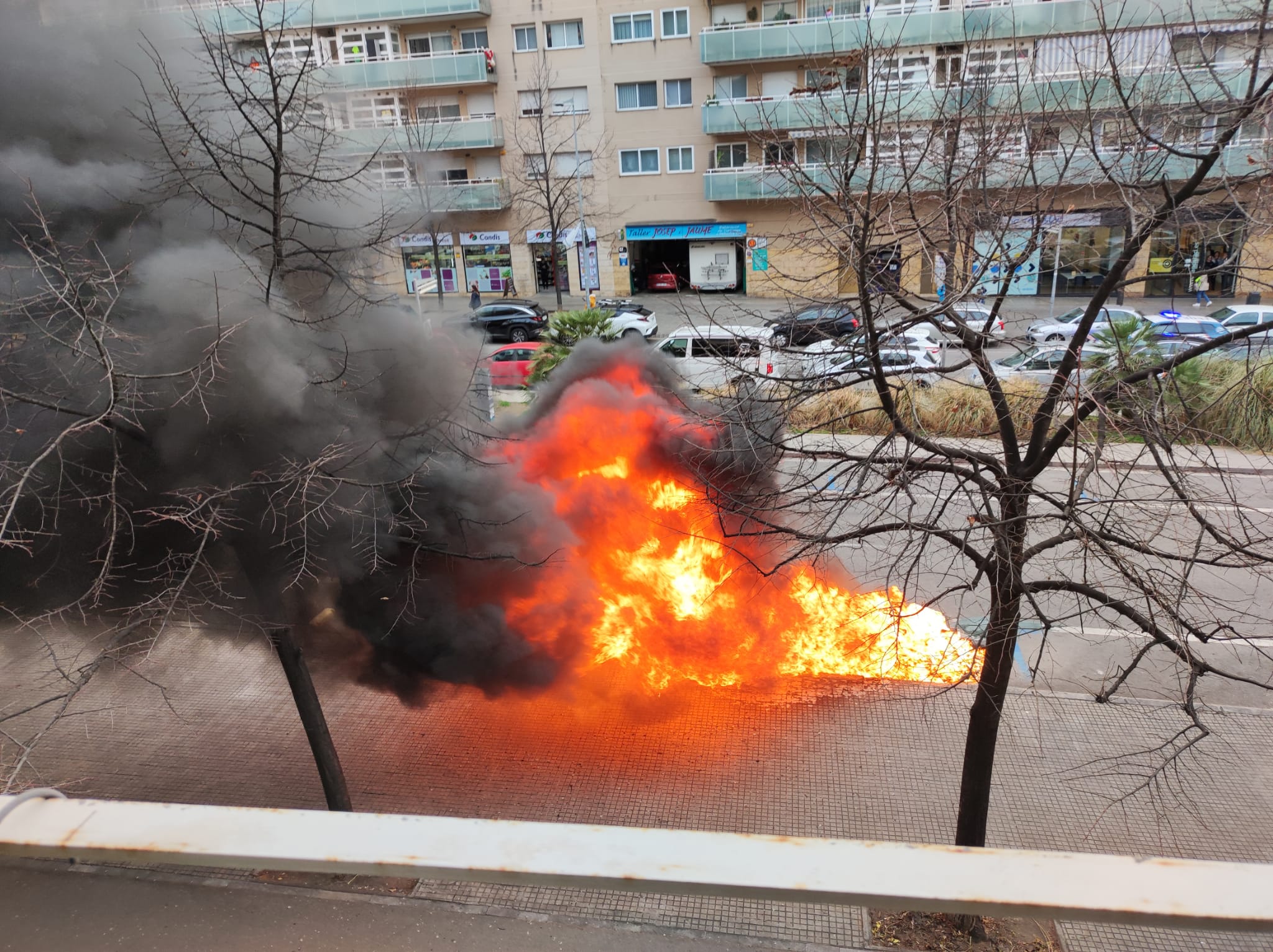 Contenidors incendiats al Passeig del Vint-i-dos de Juliol