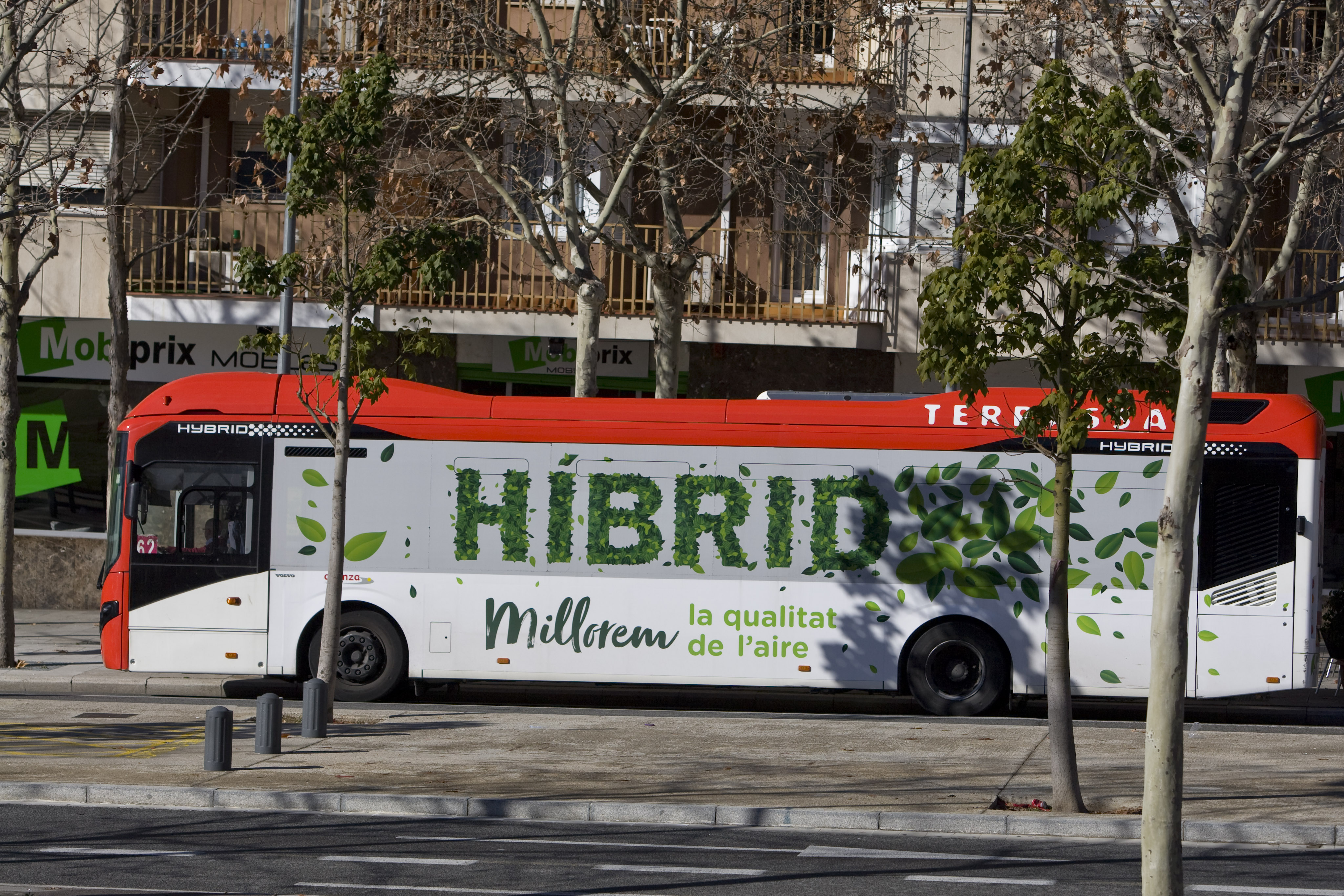 Atenen un passatger dins d'un autobús a Terrassa