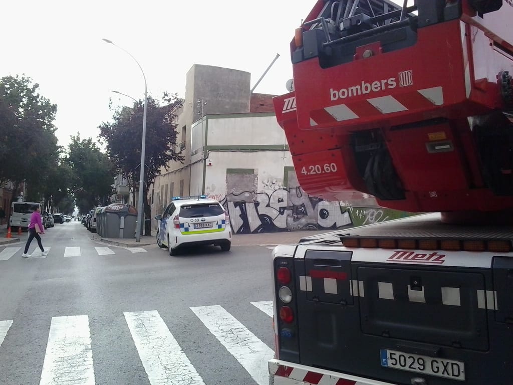 Un cable es despenja i queda travessat al carrer a Terrassa