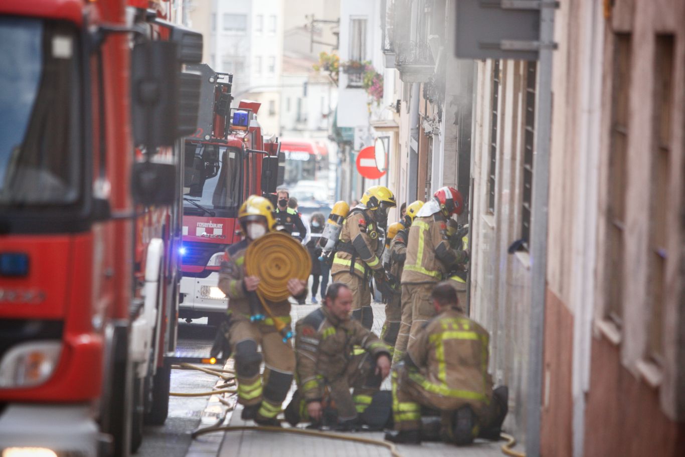 Espectacular incendi al carrer de Topete de Terrassa