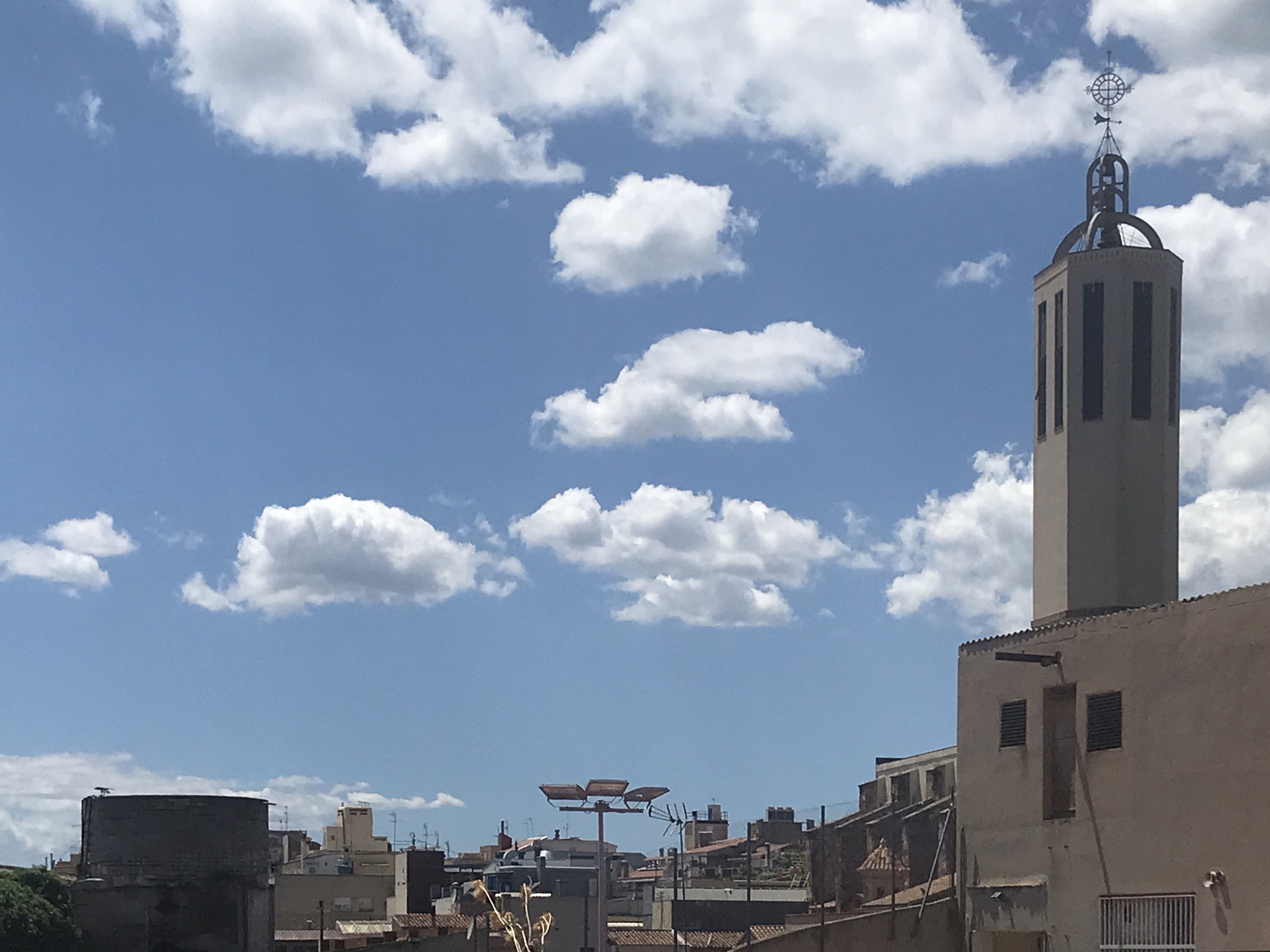 Sol al matí i núvols i clarianes a la tarda