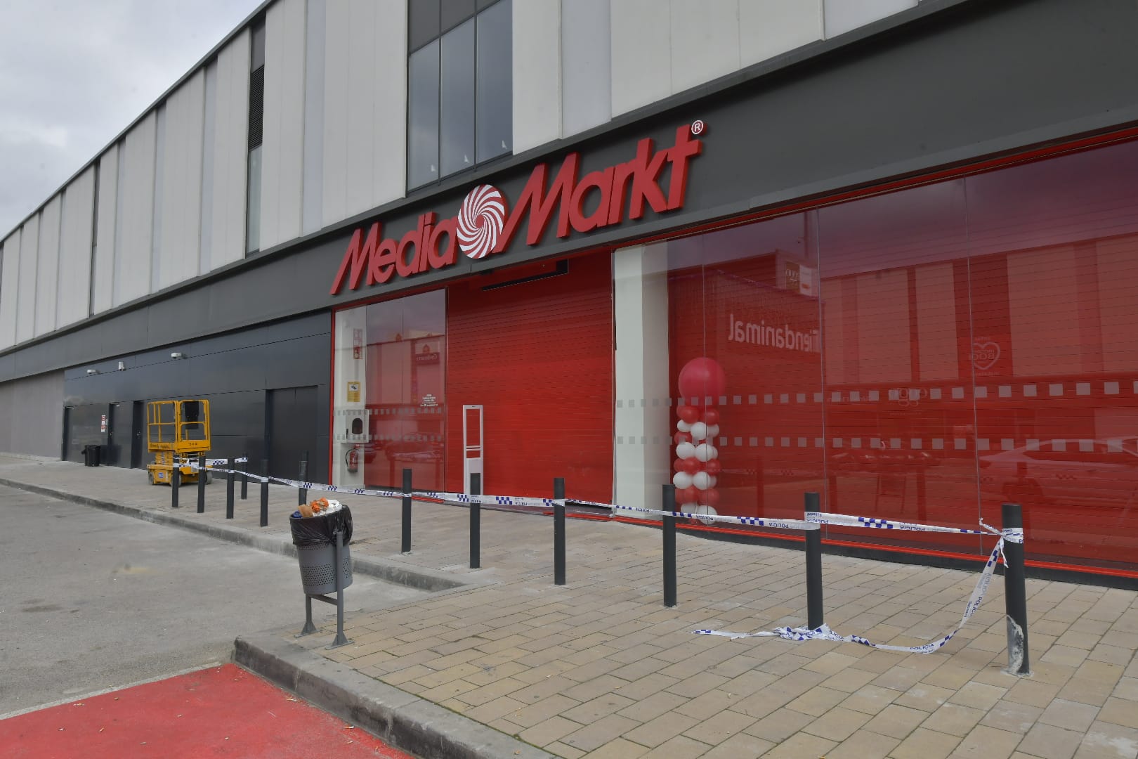 Mor un vigilant de MediaMarkt Sabadell després d’un intent de robatori