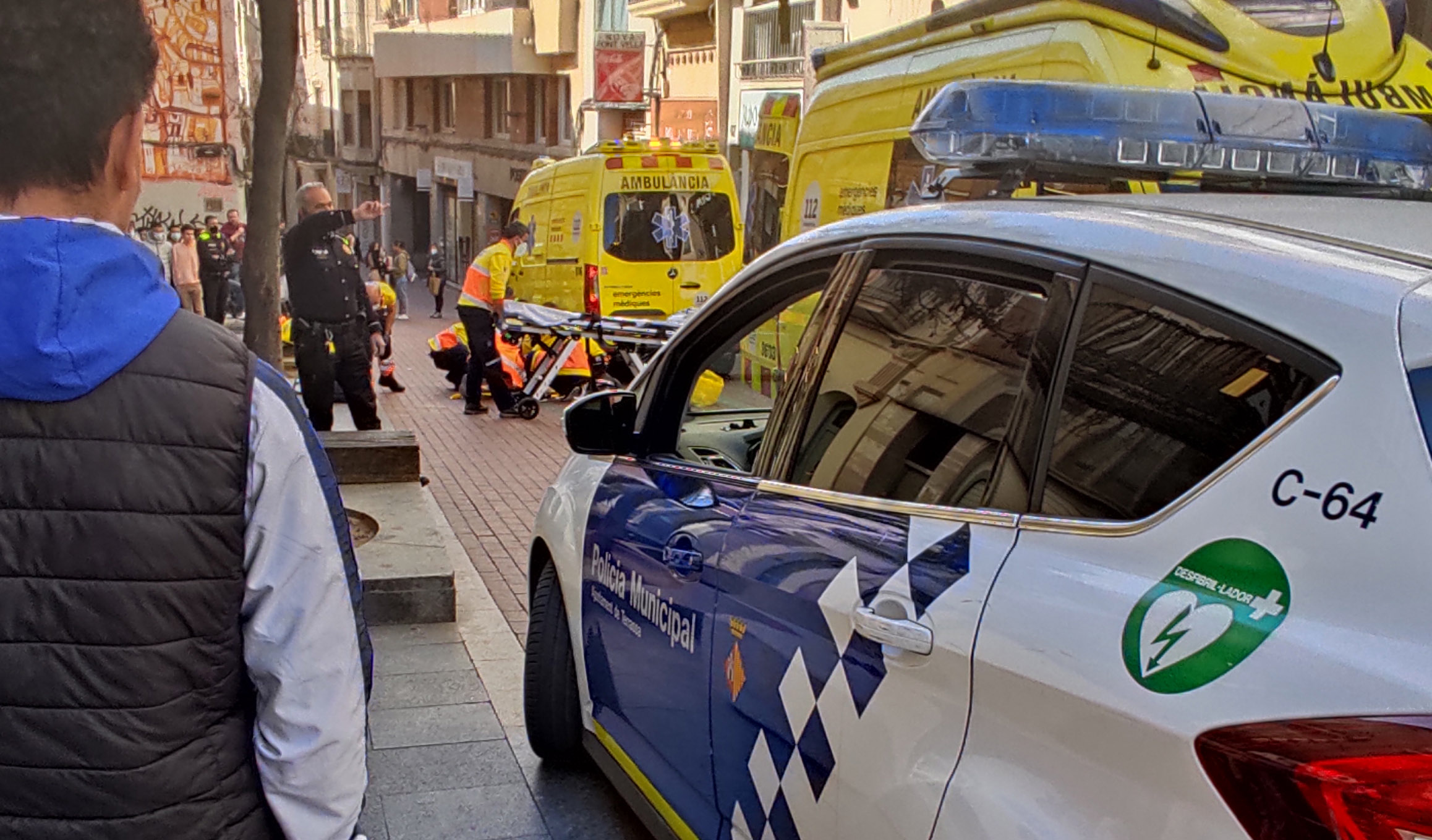 Emergència per un infart al Centre de Terrassa