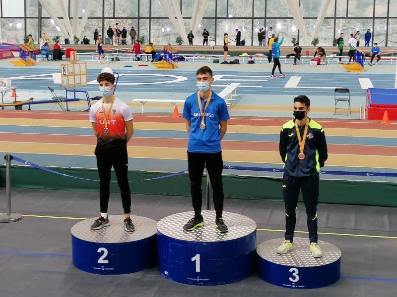 Adrián Priego, amb la selecció sub-18 d'atletisme