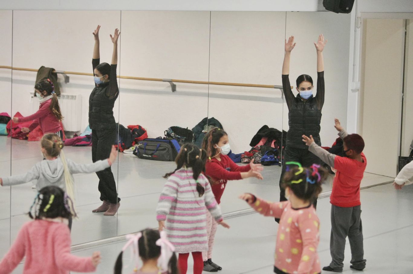 Alumnes del França aprenen dansa