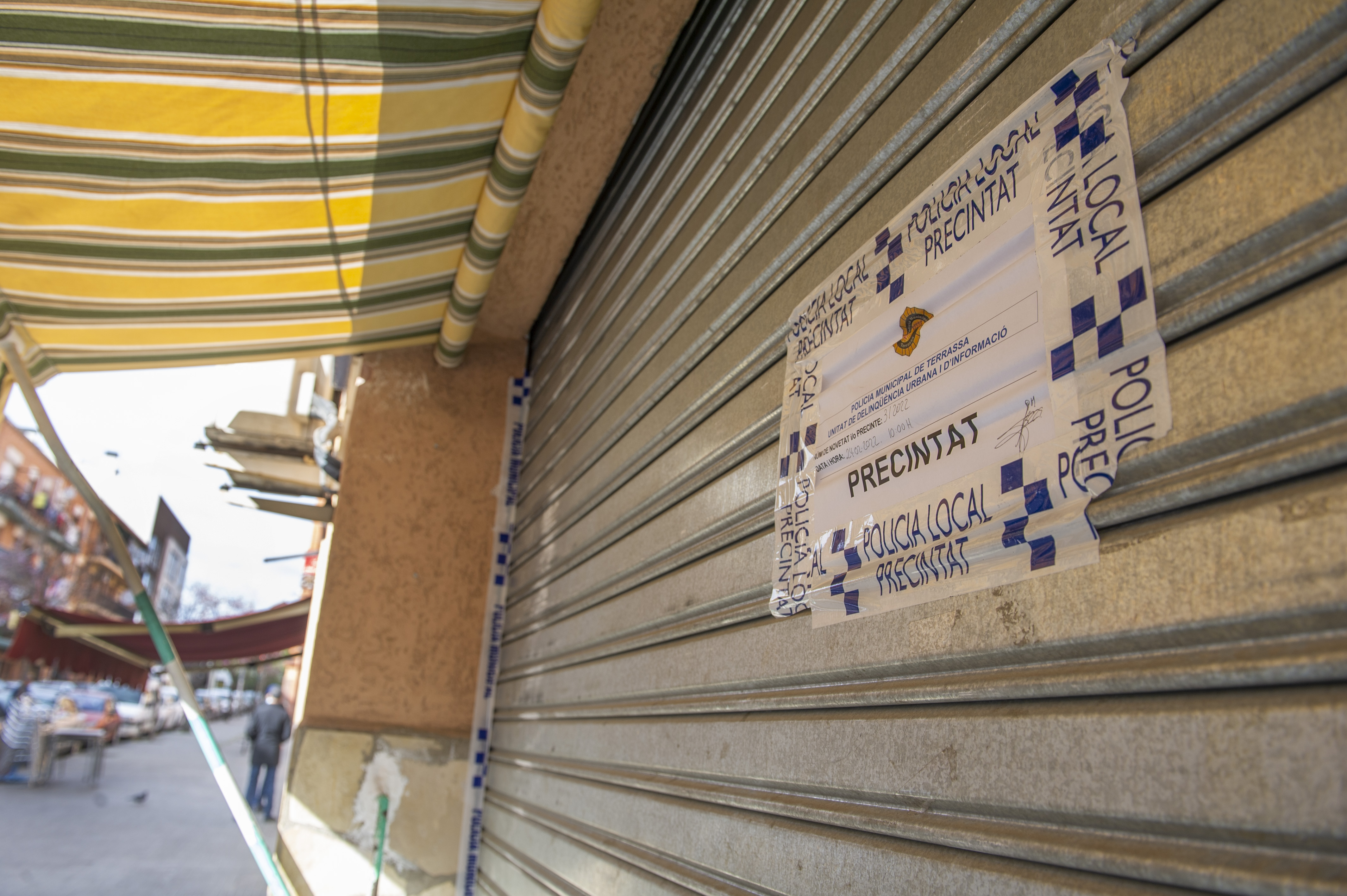 Precintats tres comerços per tenir la llum punxada a Terrassa