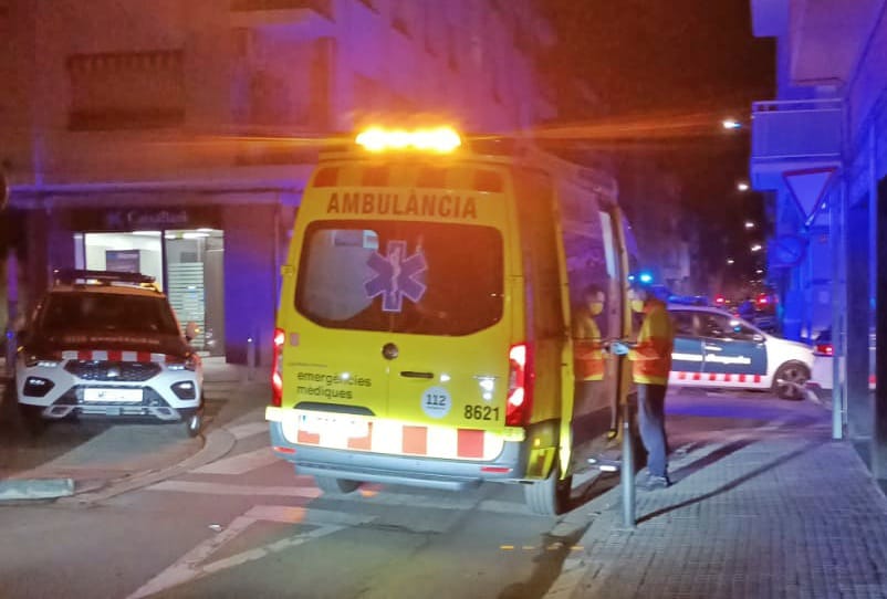 Home ferit al cap a cops d'ampolla a Terrassa