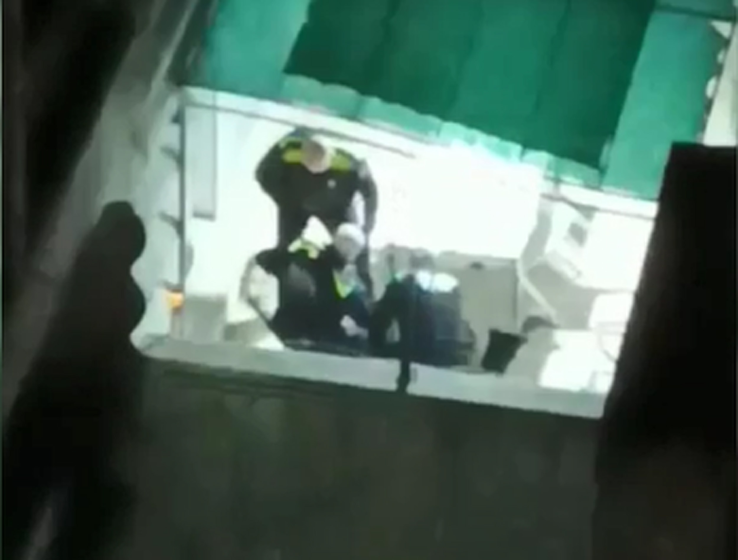 VIDEO | Detingut un home que llançava mobles des d'una terrassa