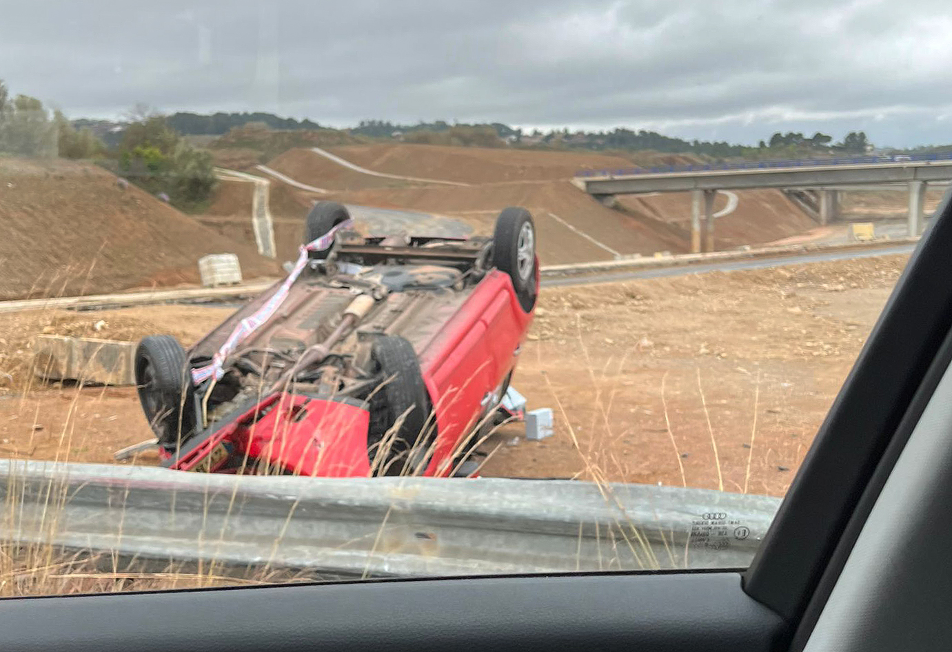 Troben un vehicle bolcat i sense conductor a Terrassa