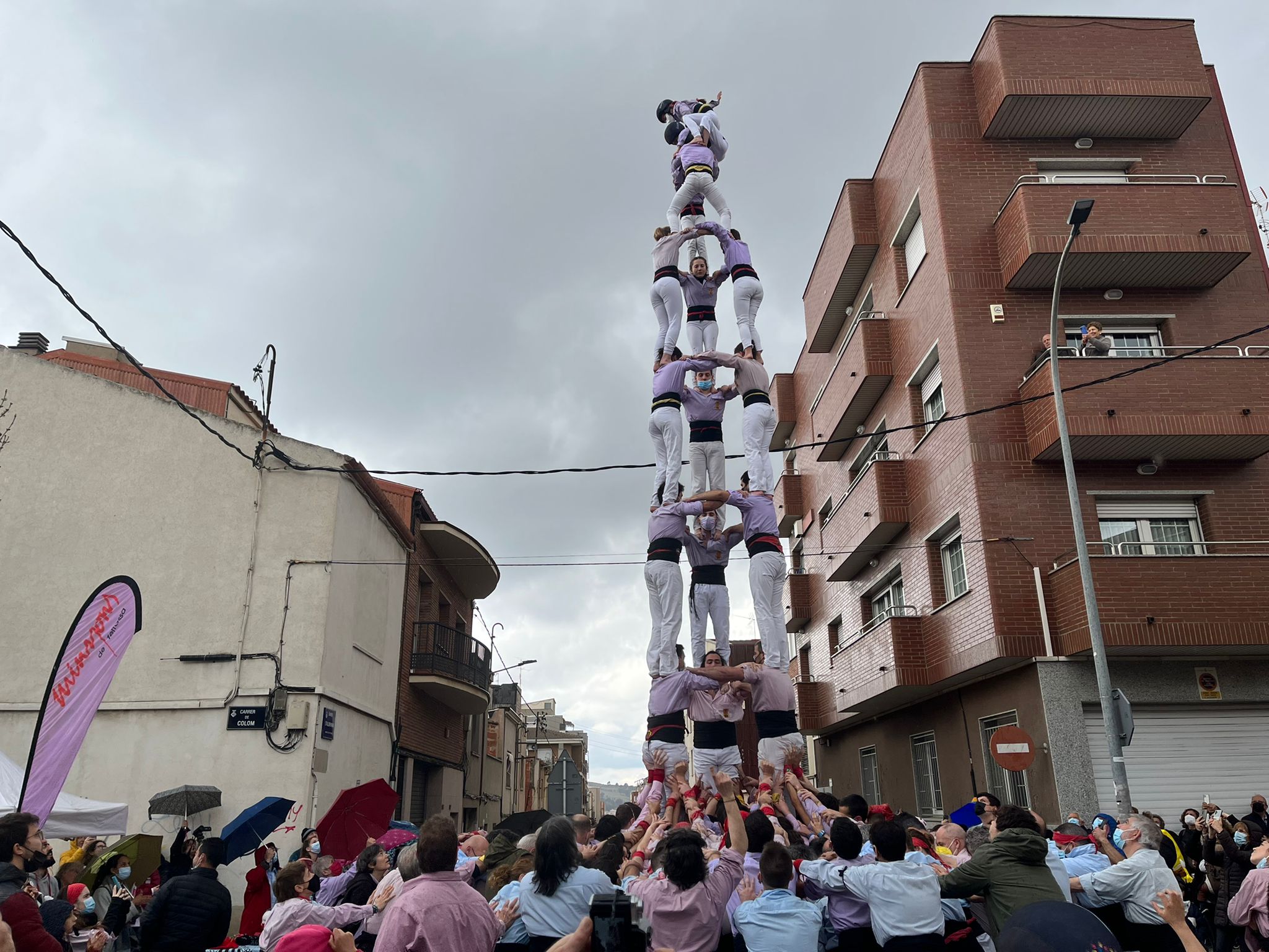 Minyons de Terrassa descarreguen el primer castell de 8 de la temporada a Can Palet