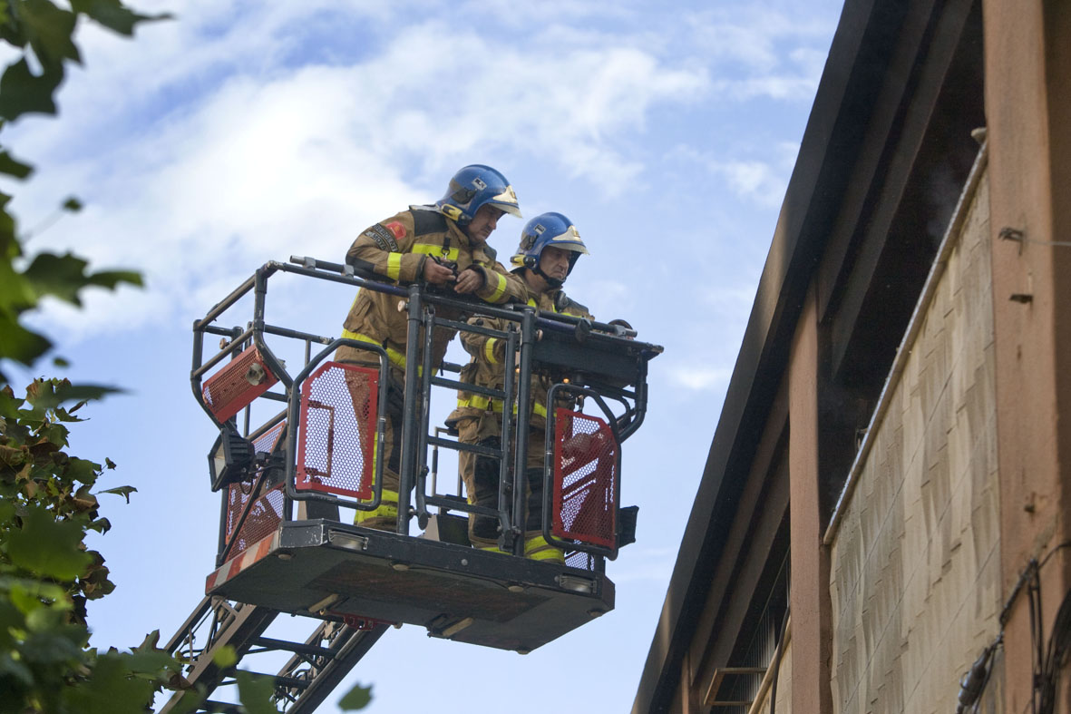 Cauen teules d'un edifici a un carrer de Terrassa