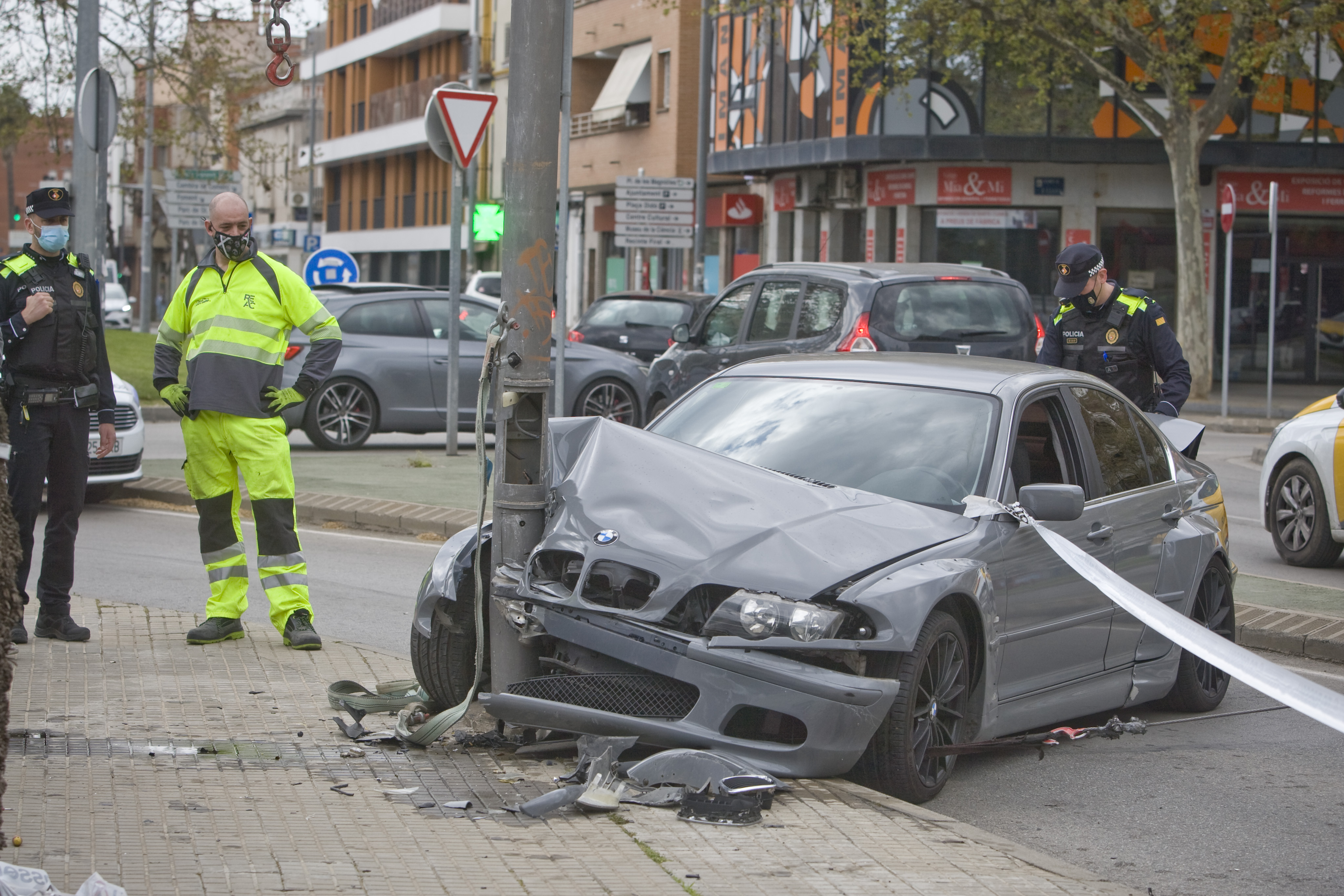 Espectacular accident de trànsit al Doré de Terrassa