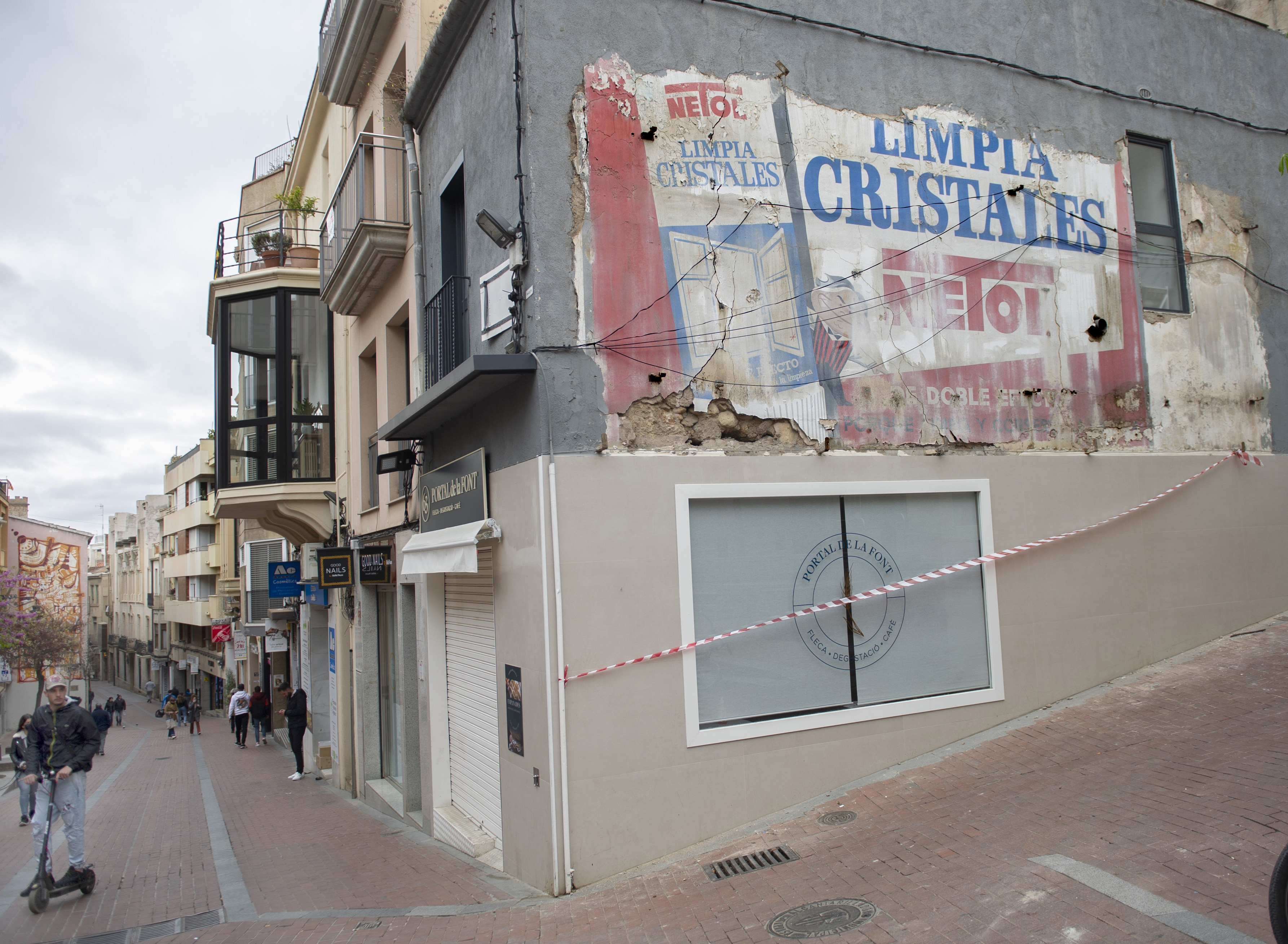 Apareix el majordom de Limpiezas Netol al carrer de la Font Vella