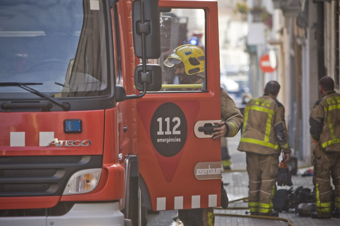 Trossos de façana cauen damunt de dos vehicles a Terrassa