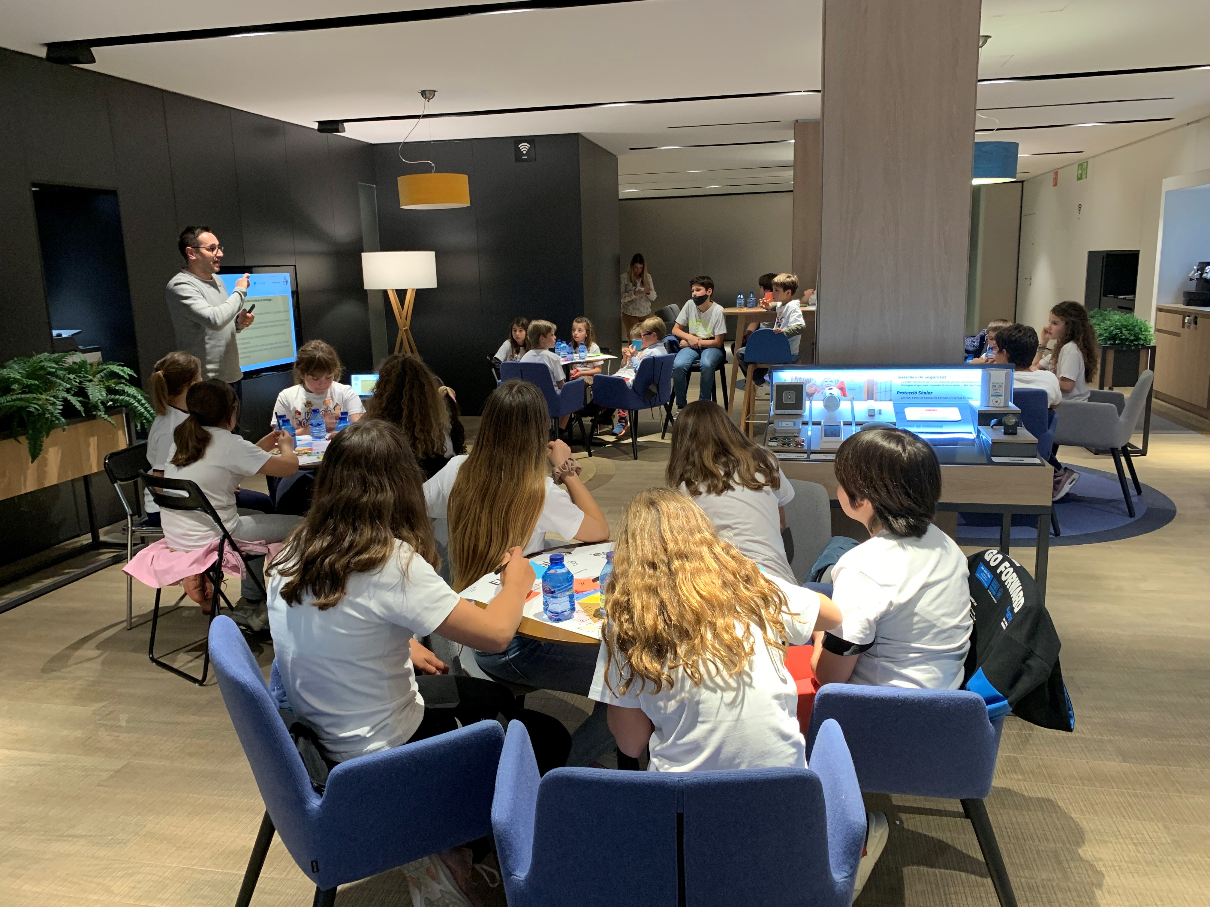 CaixaBank fomenta l'ús responsable de la tecnologia entre els infants
