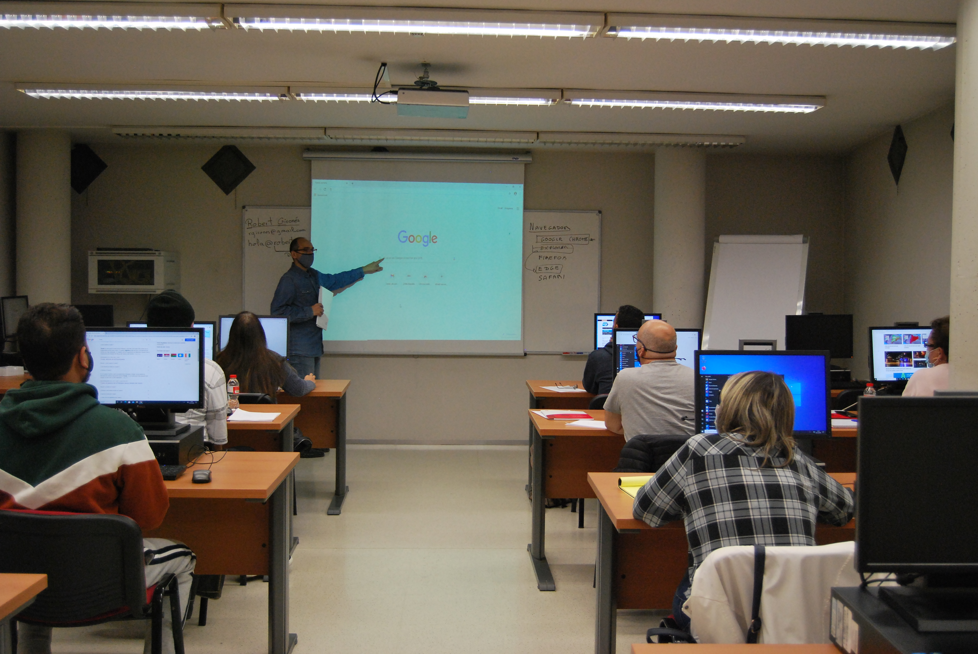 Formació en competències digitals per a majors de 45 anys a l'atur
