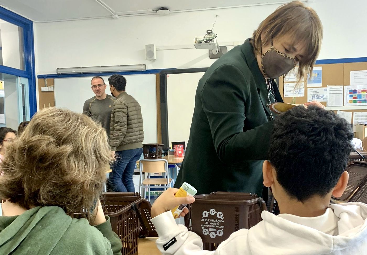 Terrassa reparteix 1.850 cubells d’orgànica entre l’alumnat de 6è de primària i 1r d’ESO