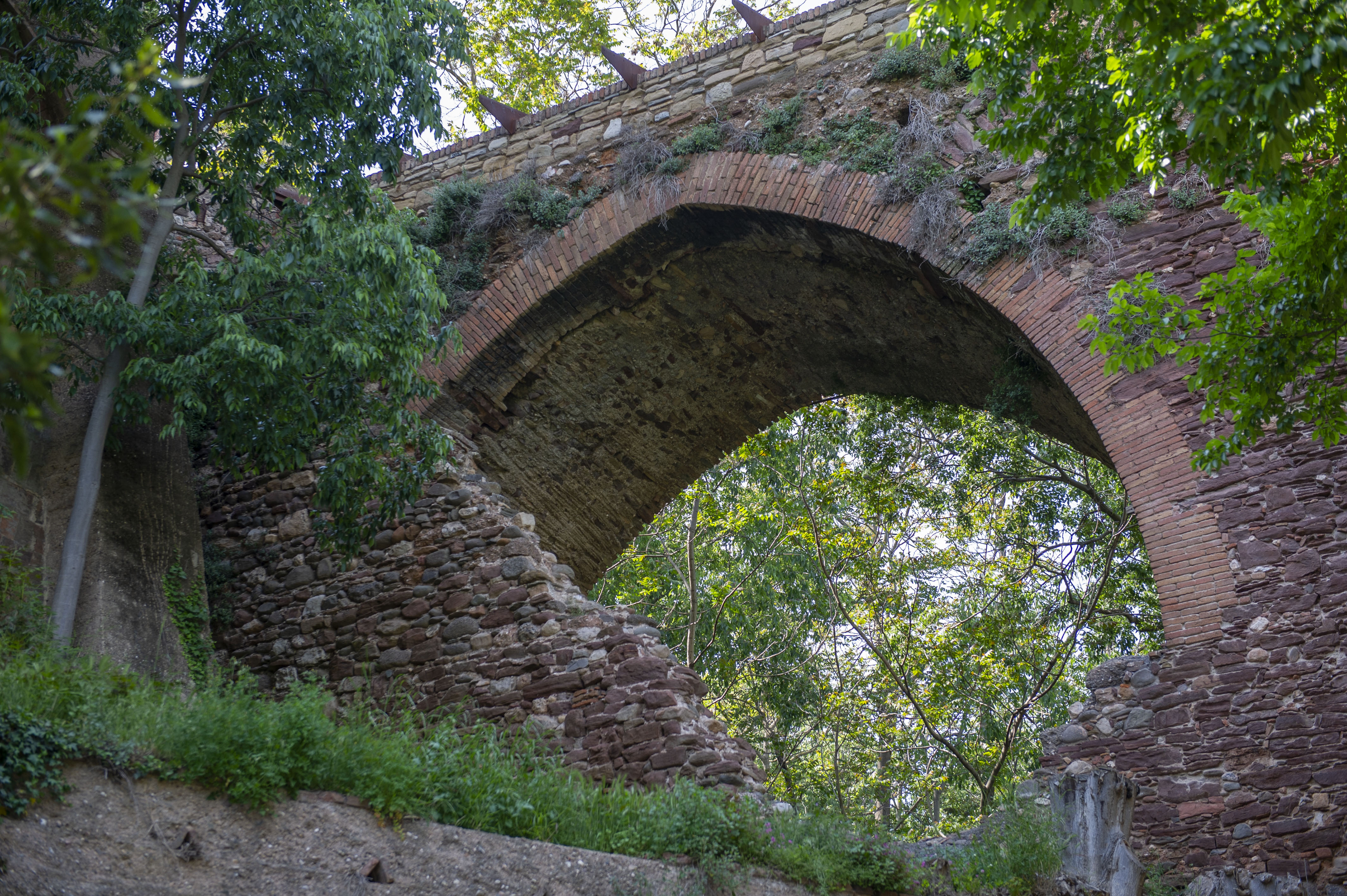 Una malla al pont de Sant Pere contra despreniments