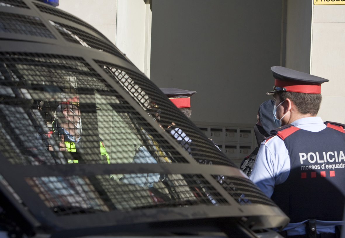 Agredeix dues dones per robar-los els mòbils a Terrassa